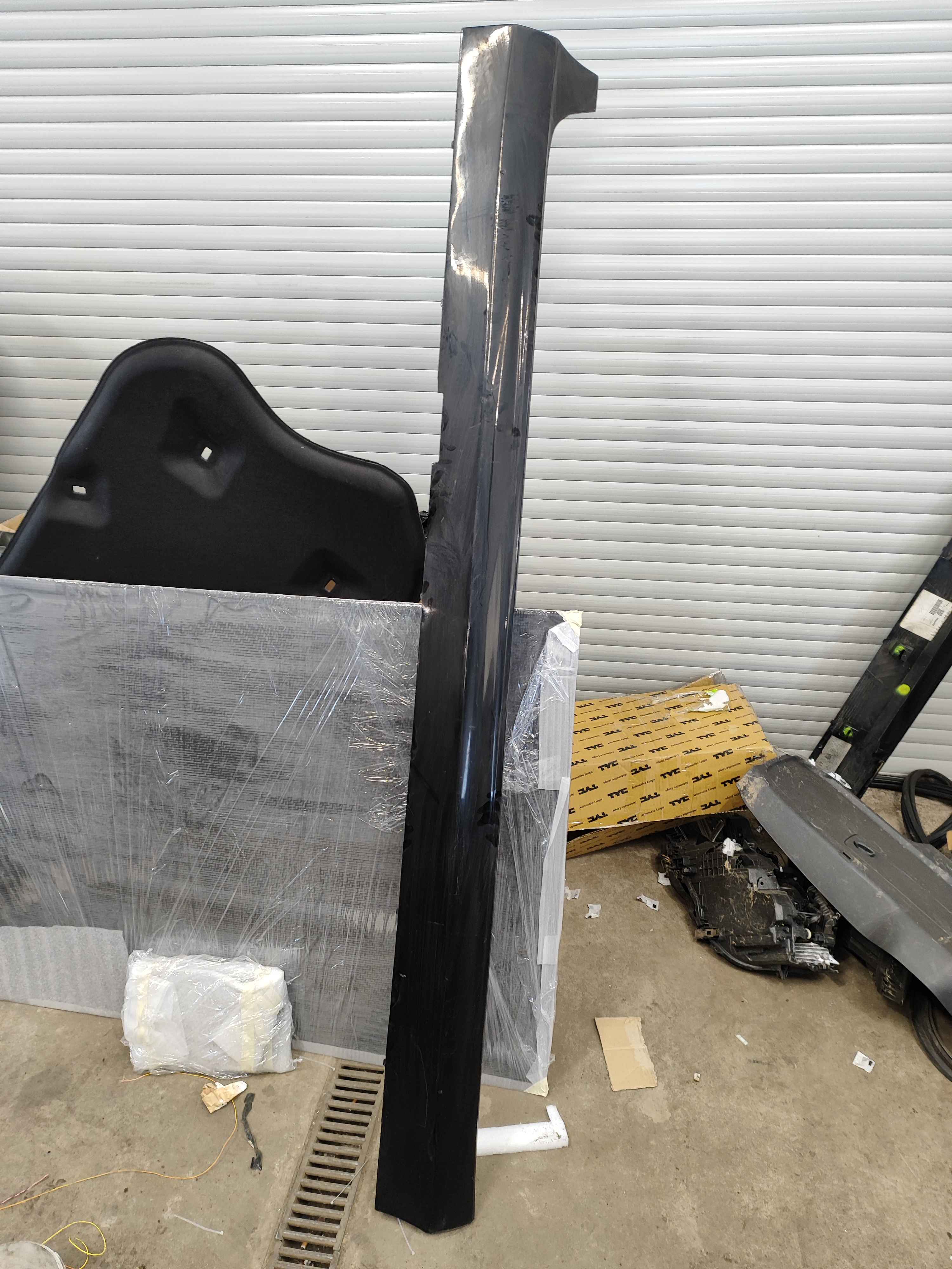 Dirt deflector moulding, right, unpainted (V60 (19-)|S60 (19-))