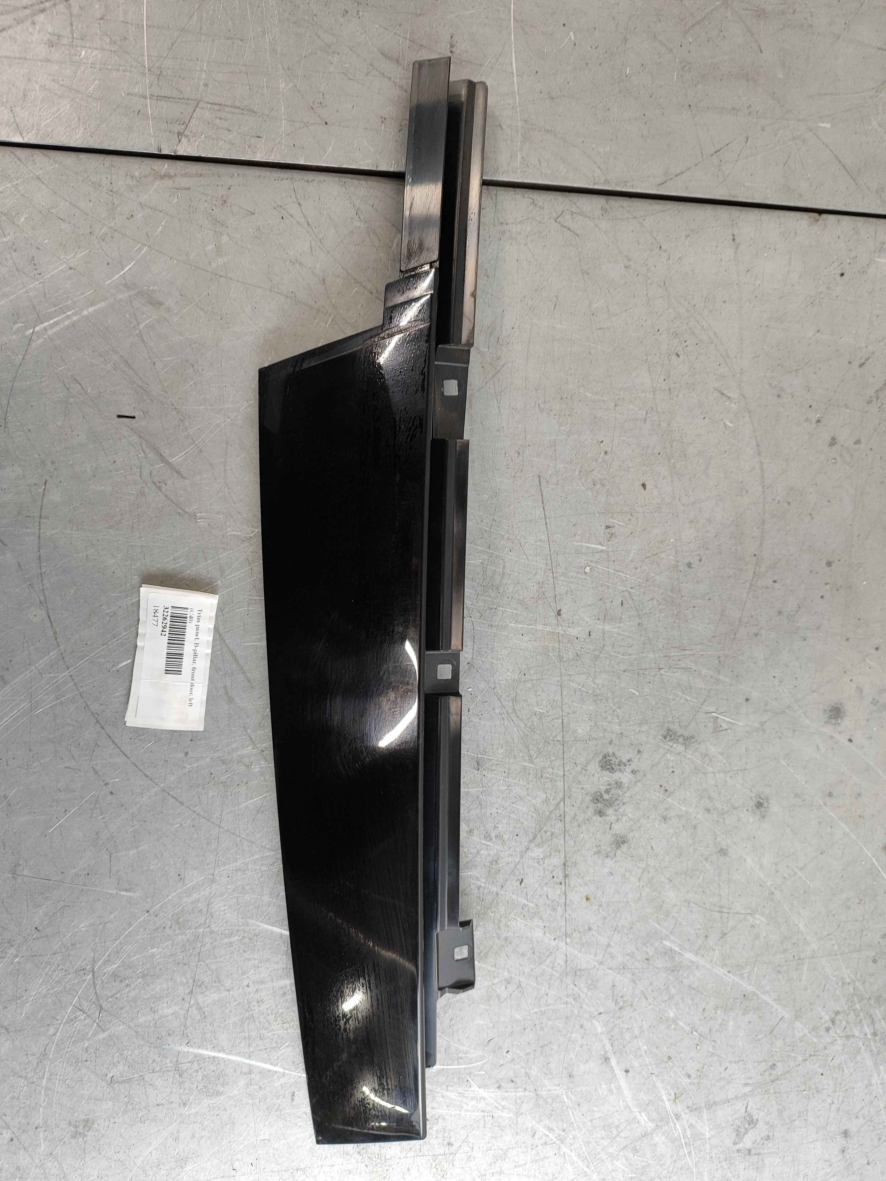 Trim panel, B-pillar, front door, left (C40)