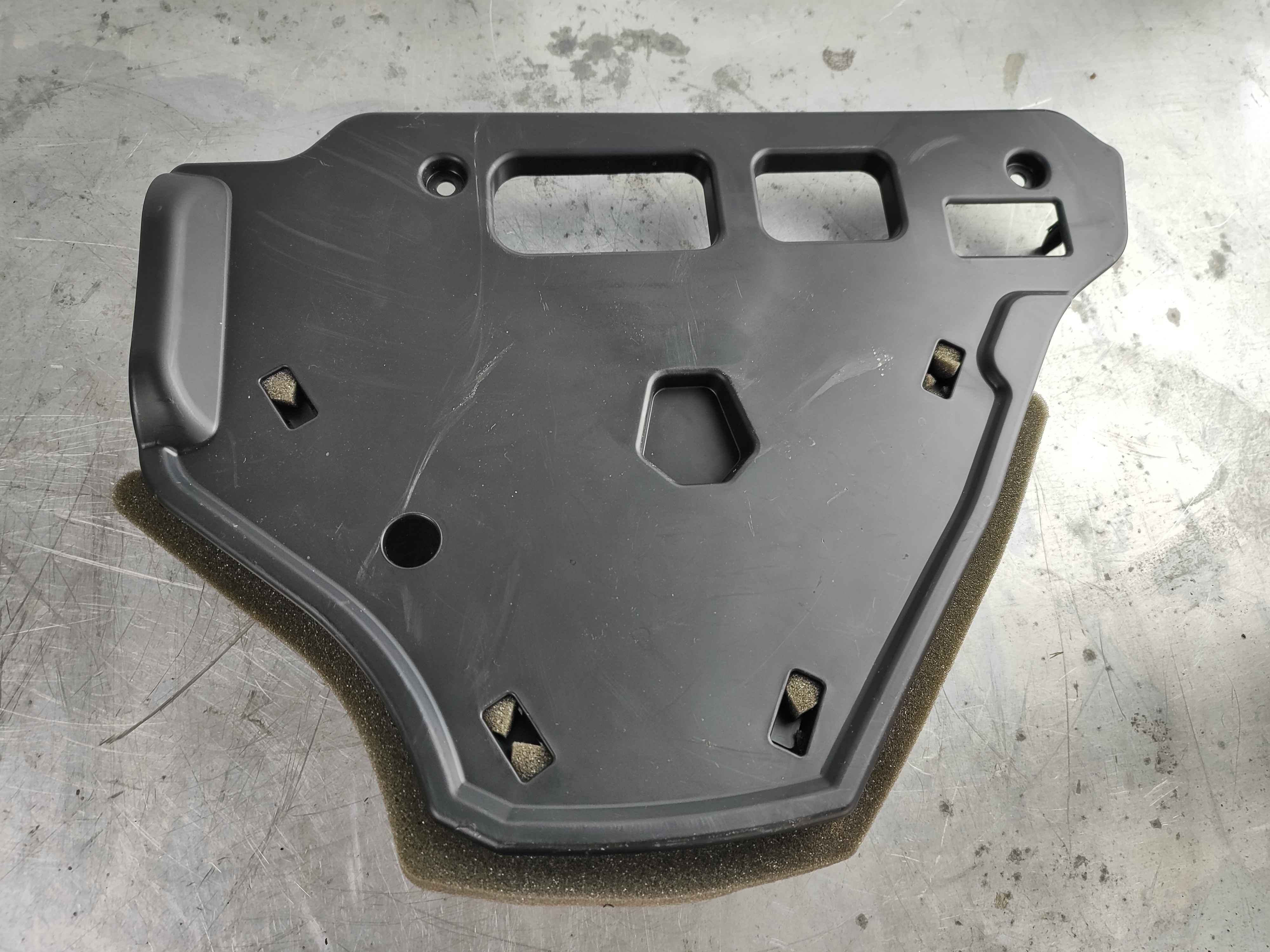 Modesty panel CH 199176- passenger side