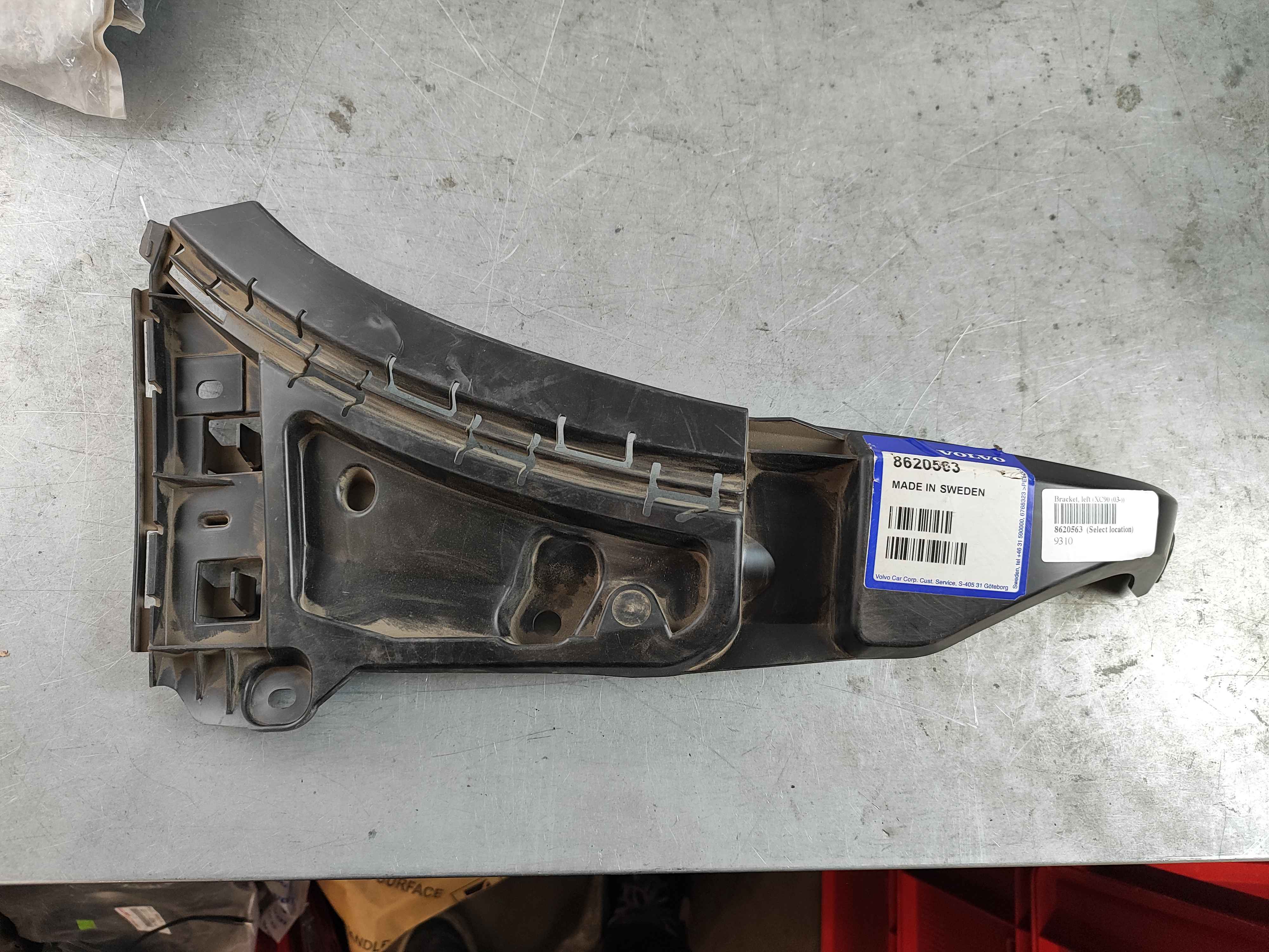 Bracket, left (XC90 (03-))