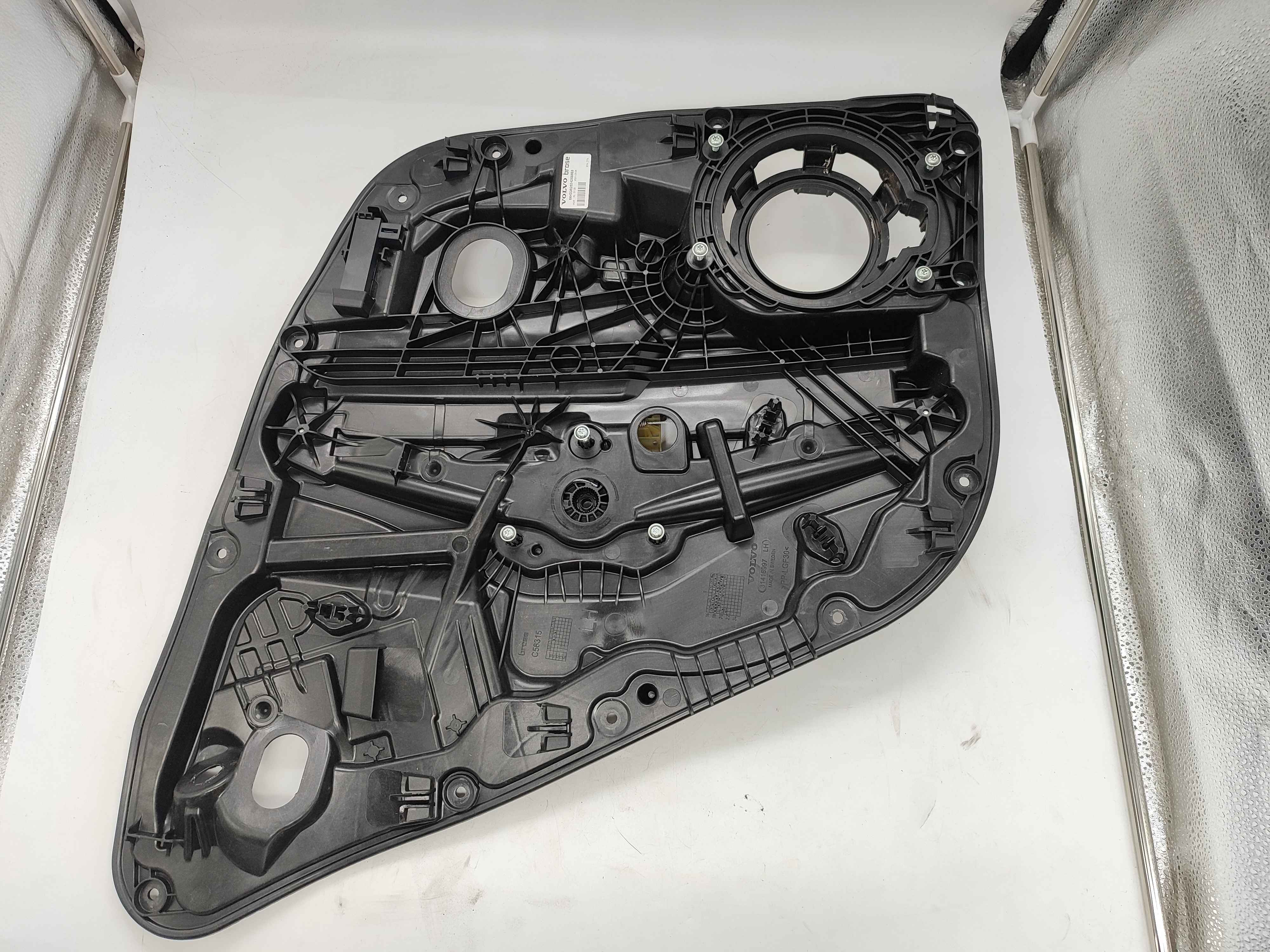 Carrier, left rear (XC60 (18-))