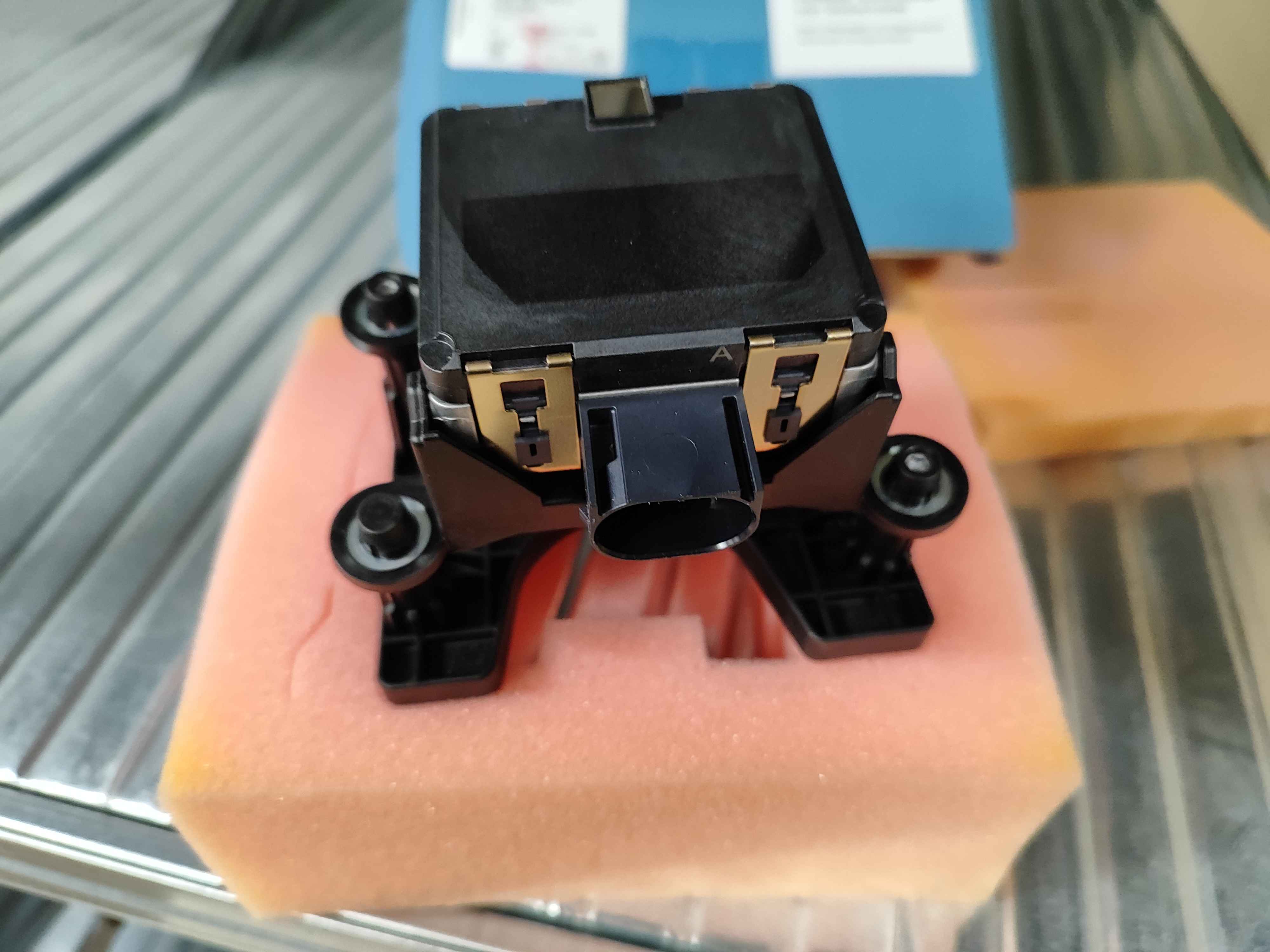 Control unit with software for distance regulation and radar sensor