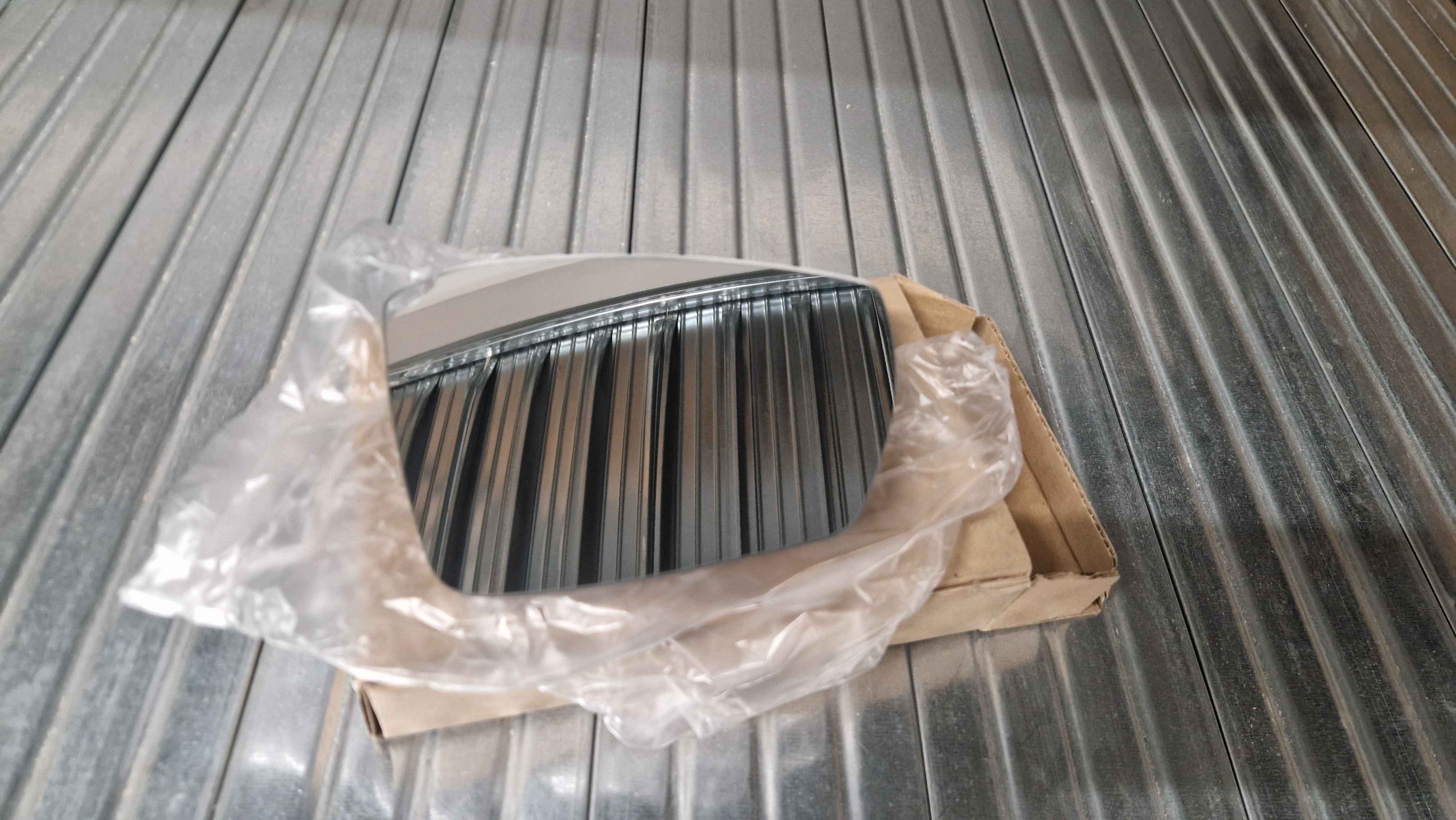 Mirror glass (convex) with carrier plate