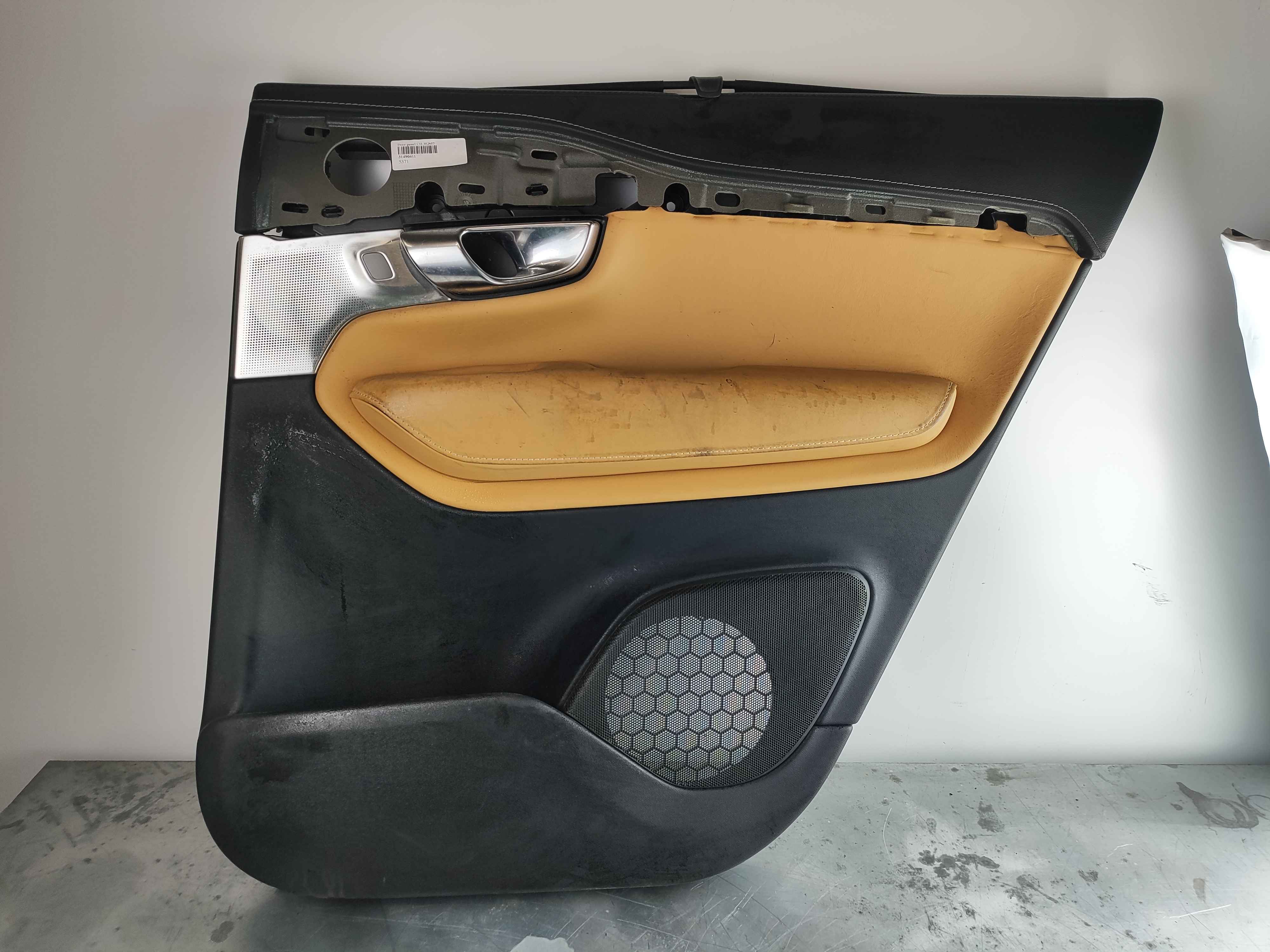 Door panel CH 352857- right Interior code: RB20 RB21 RC20. Variant code: K503 and LP01. For vehicles with Premium Sound Audio. Without ashtray