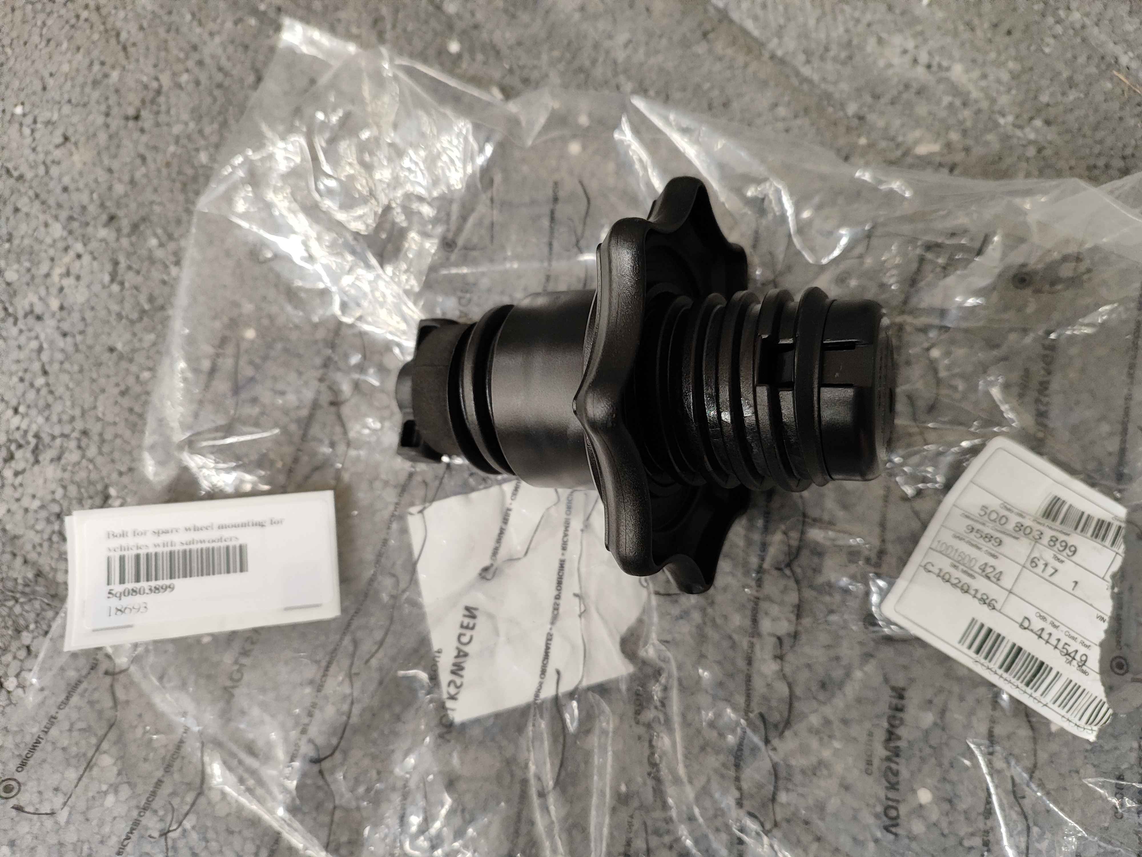 Bolt for spare wheel mounting for vehicles with subwoofers