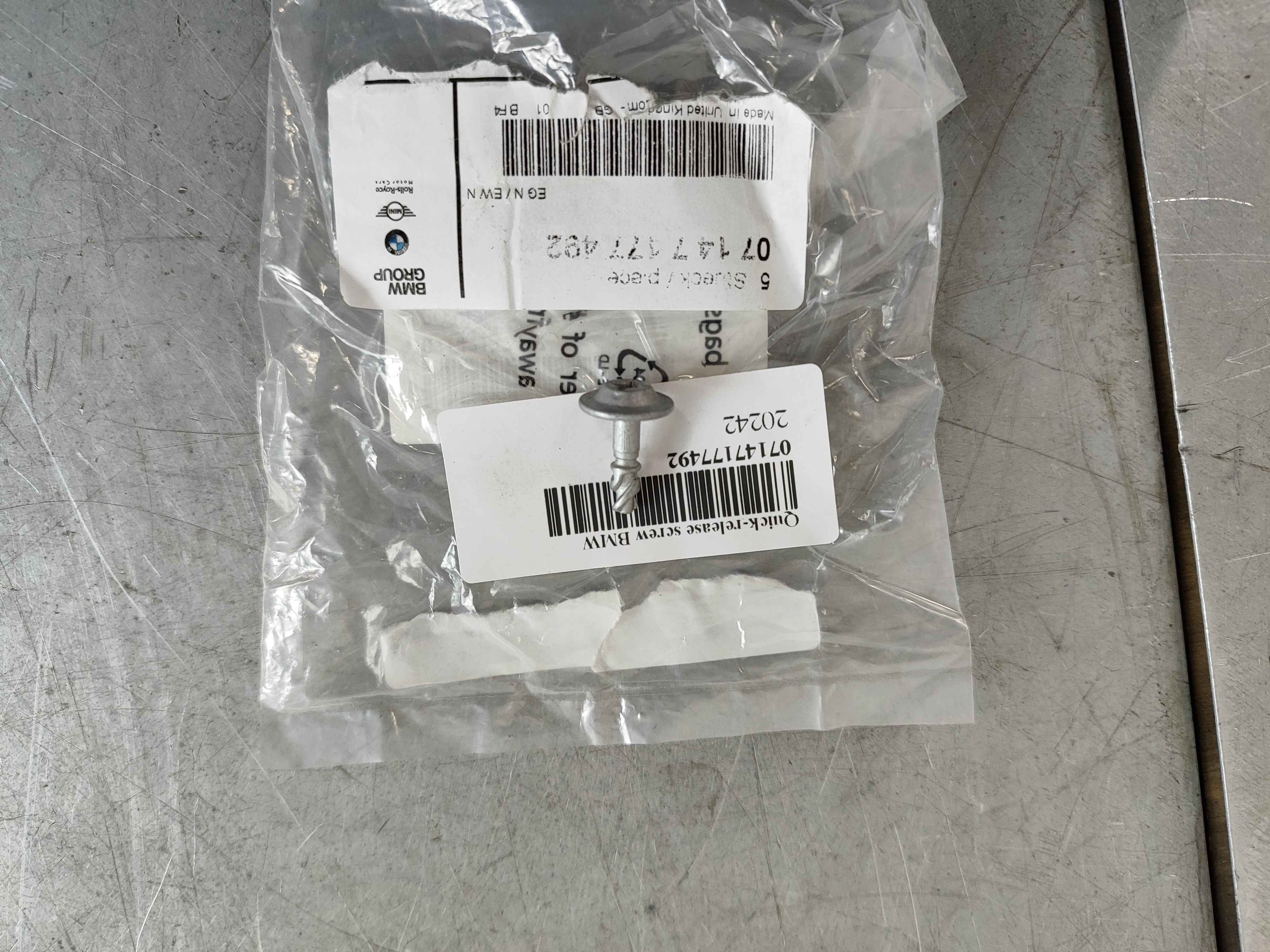 Quick-release screw BMW