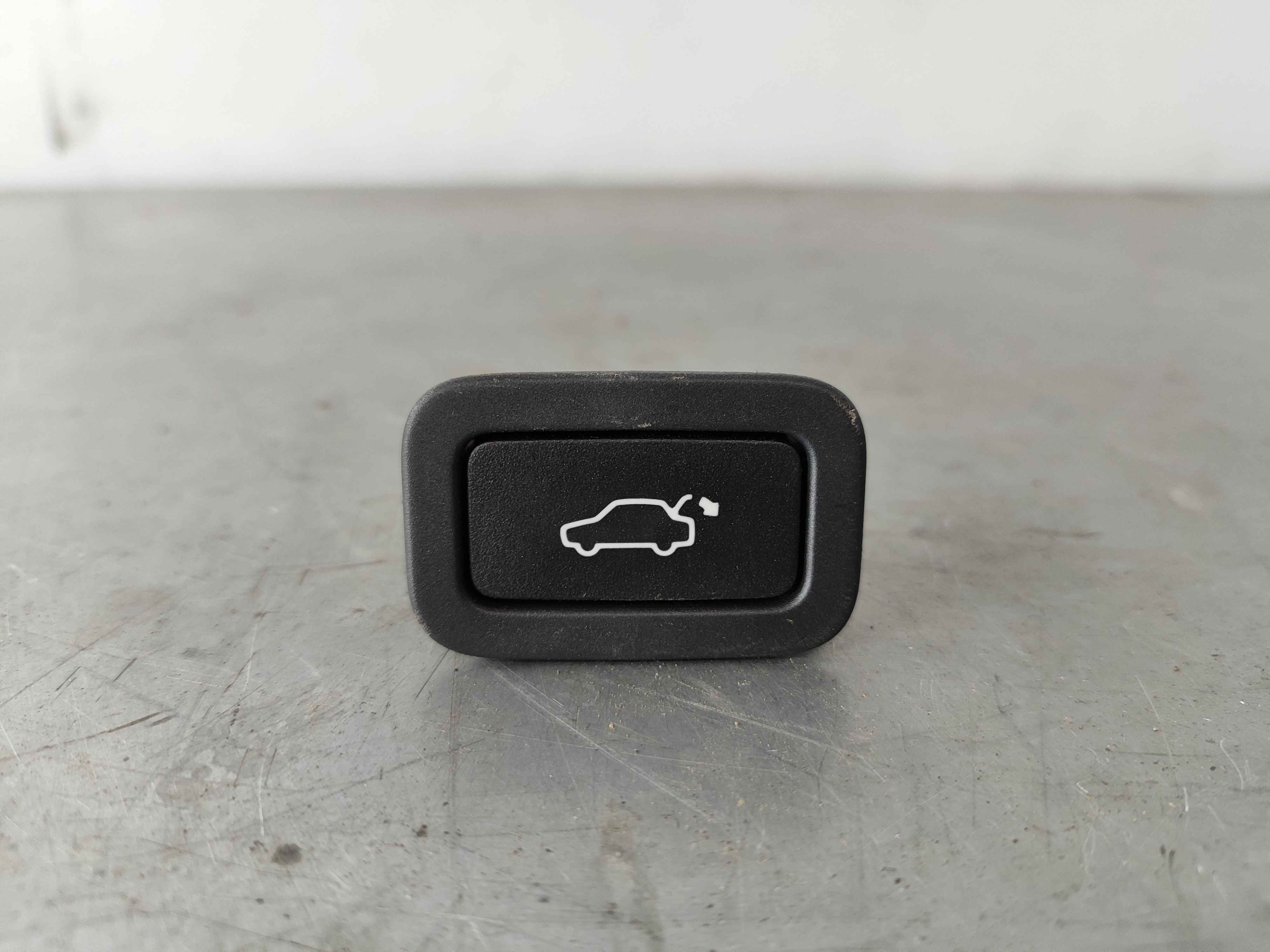 Button, tailgate