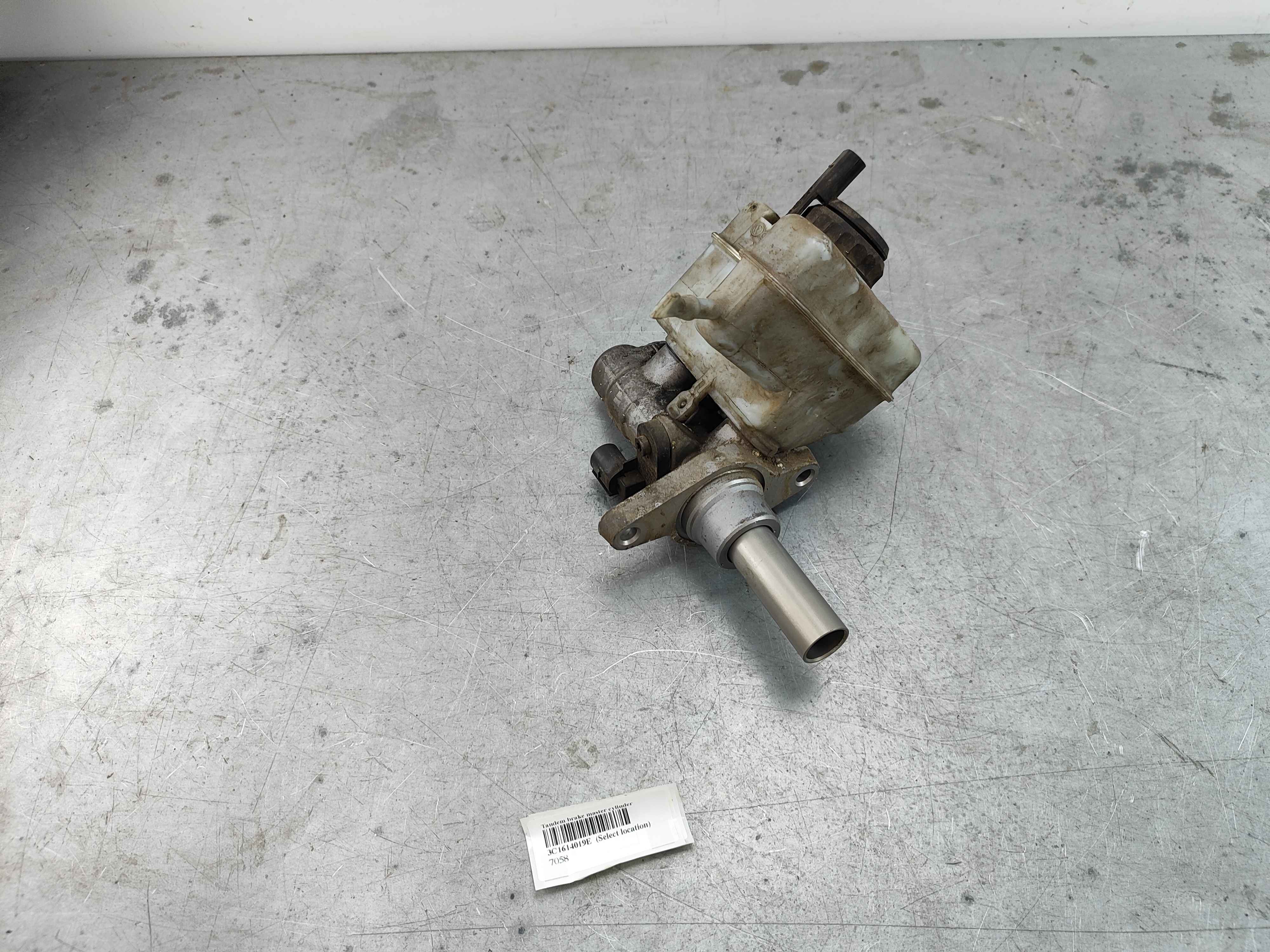 Tandem brake master cylinder