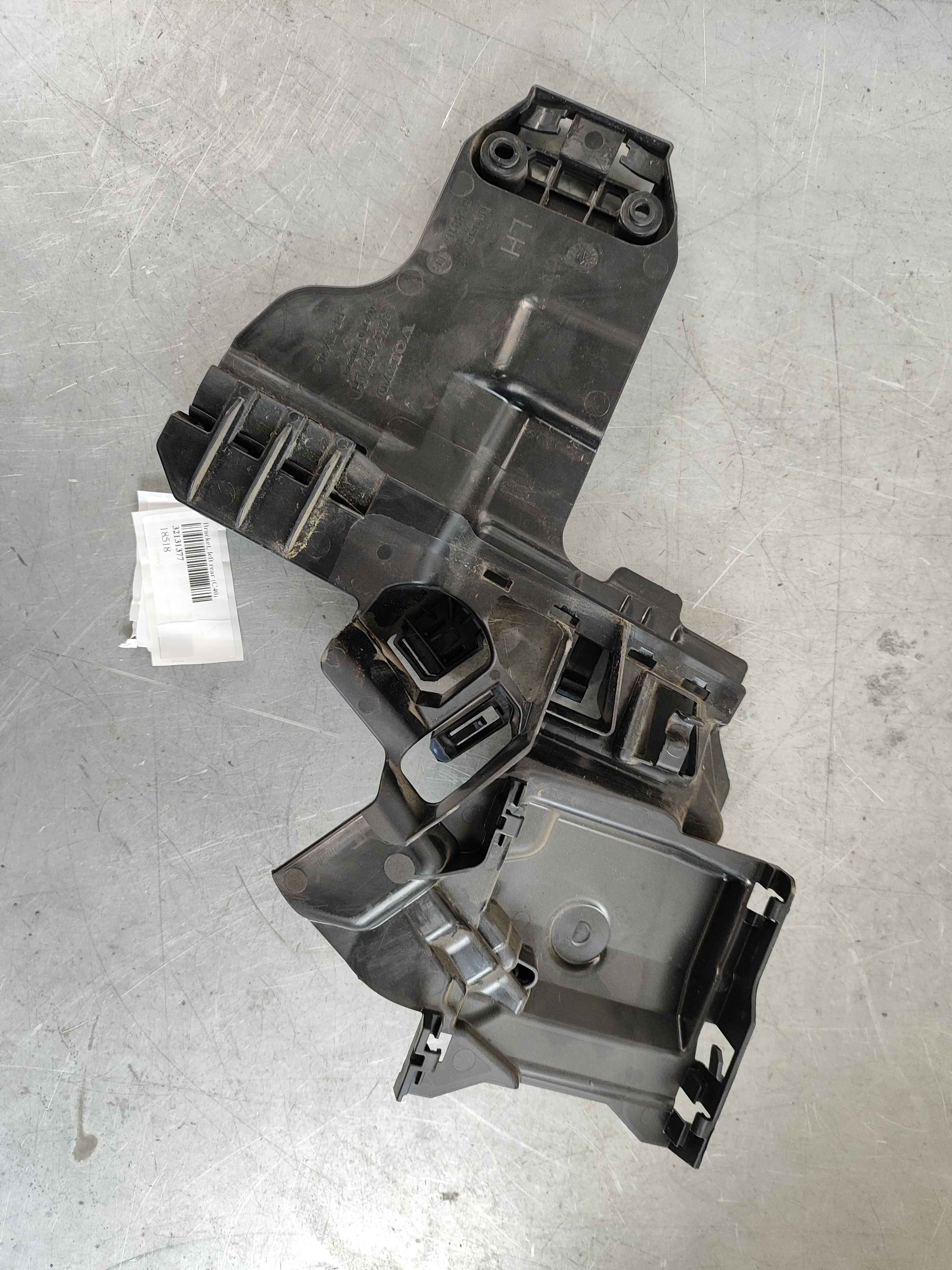 Bracket, left rear (C40)