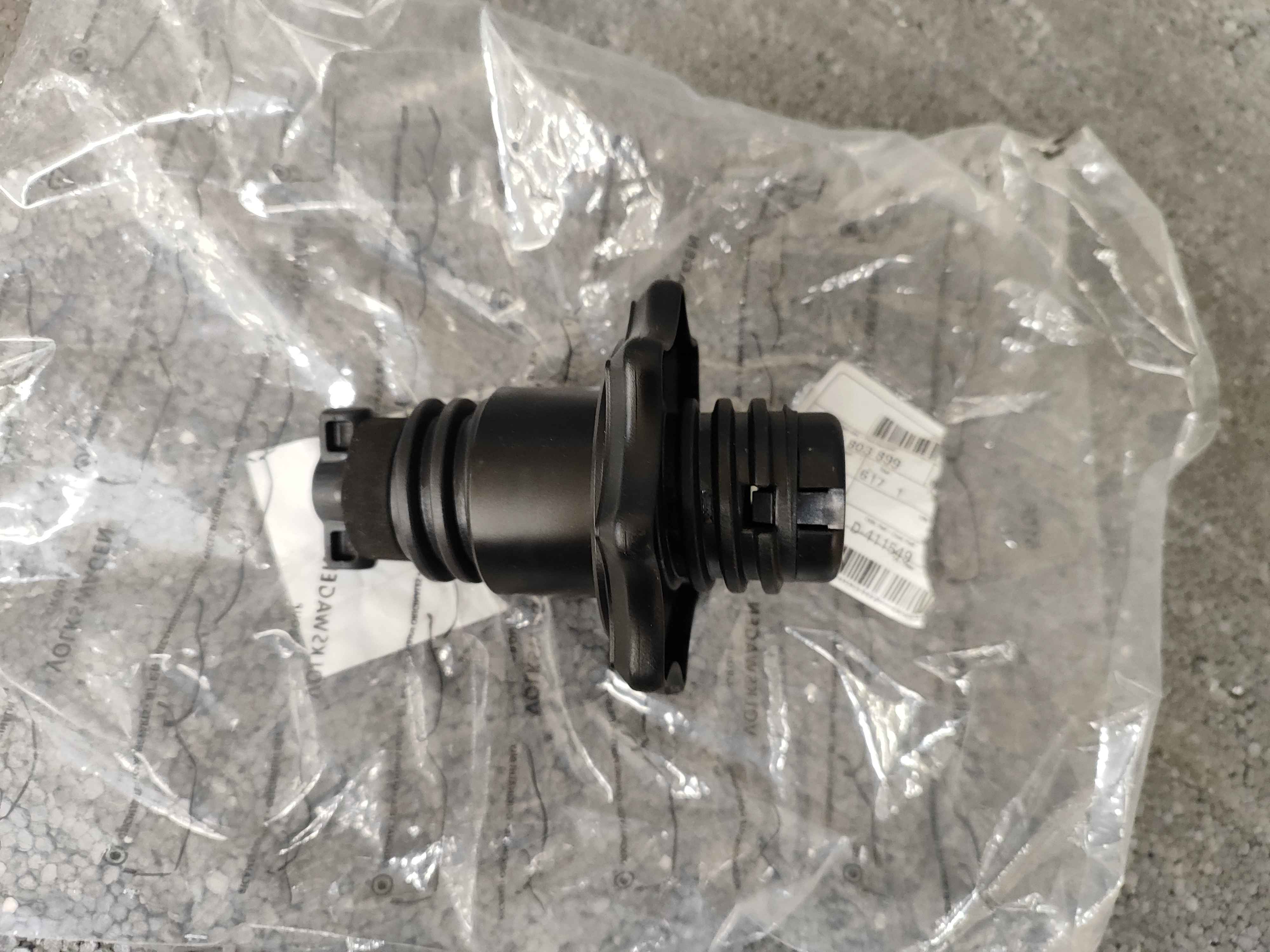 Bolt for spare wheel mounting for vehicles with subwoofers