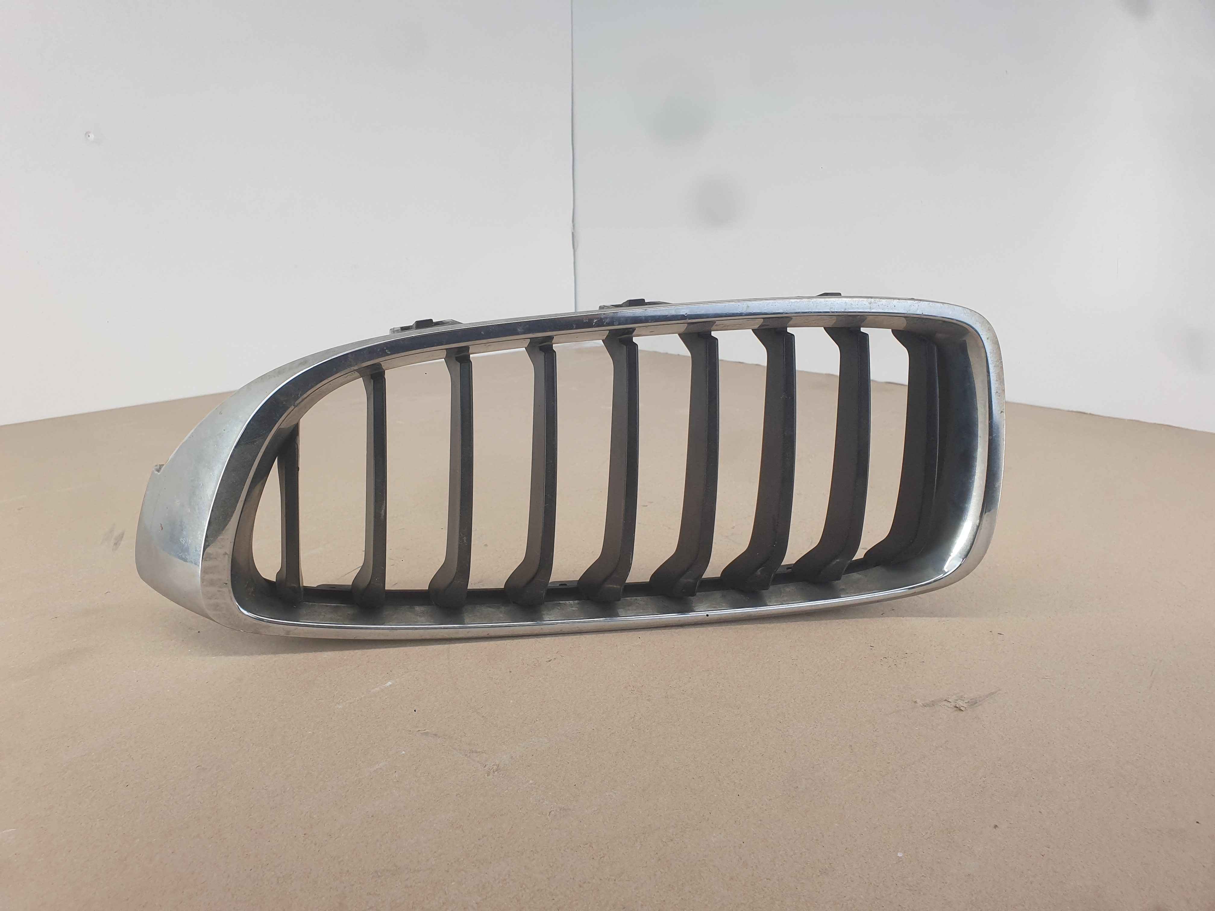 Grille, front, left BMW