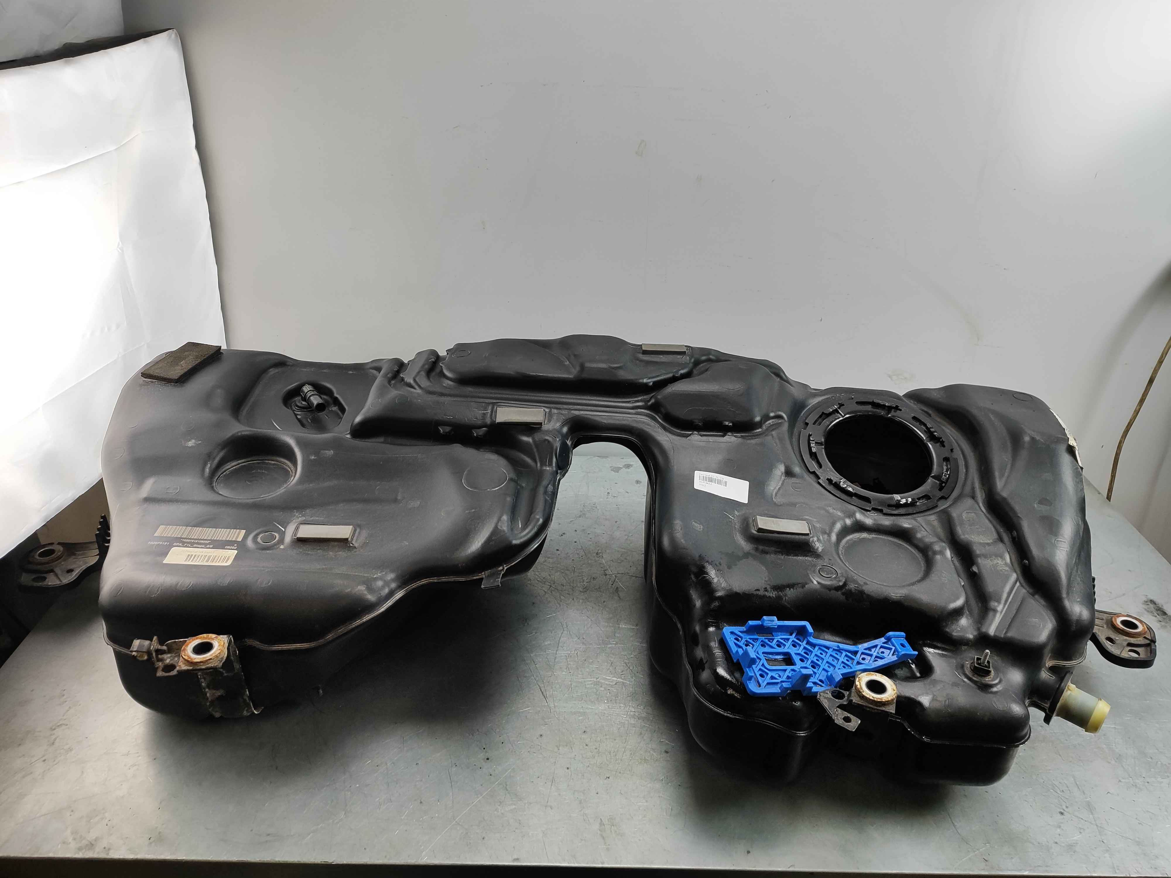 Fuel tank FC 21; CH -711054 FC 25; CH -711054 FC 36; CH -716269 When replacing with a new spare parts tank order 4 x 31392455 as well. Variant code: (GA02 or GA05) and G301 and G601 REPL 1PCS 32322072