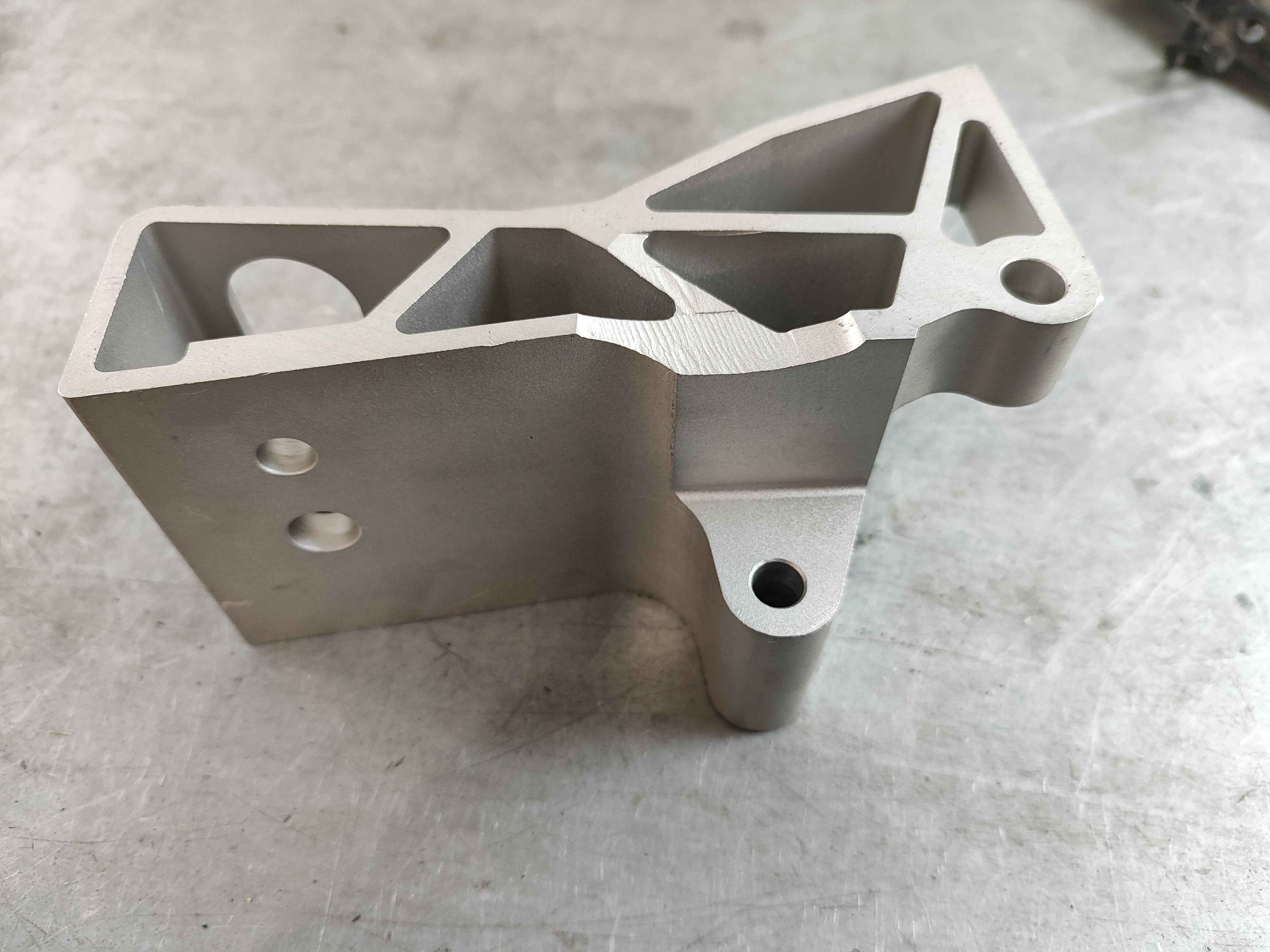 Engine anchorage, rear