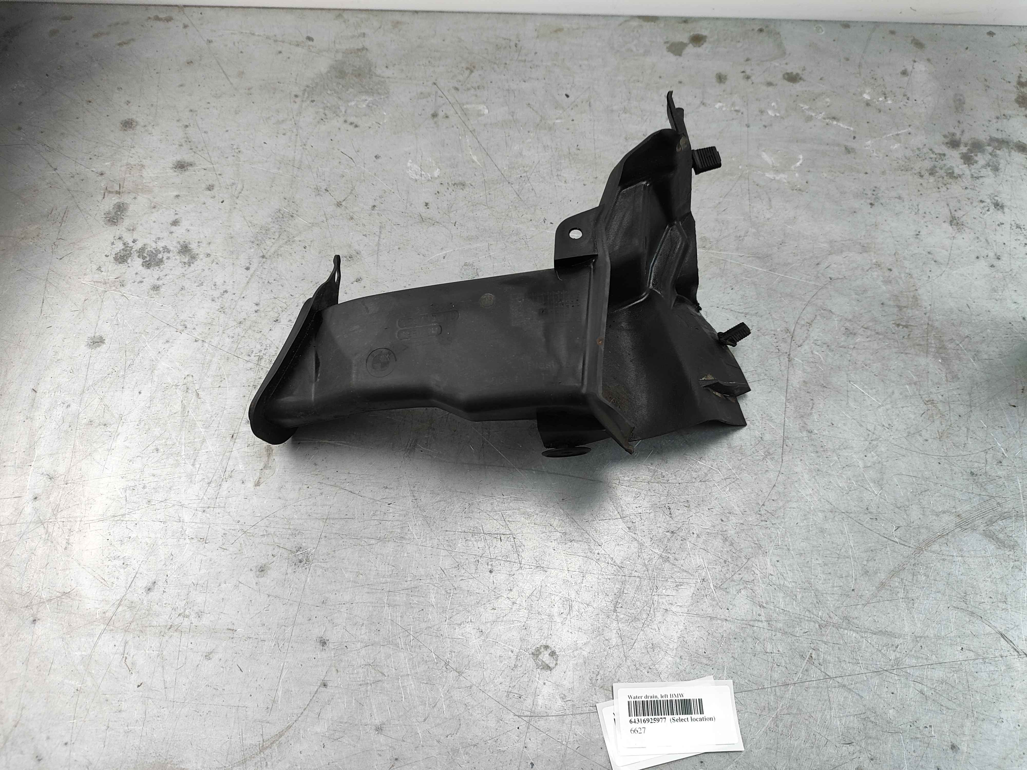 Water drain, left BMW