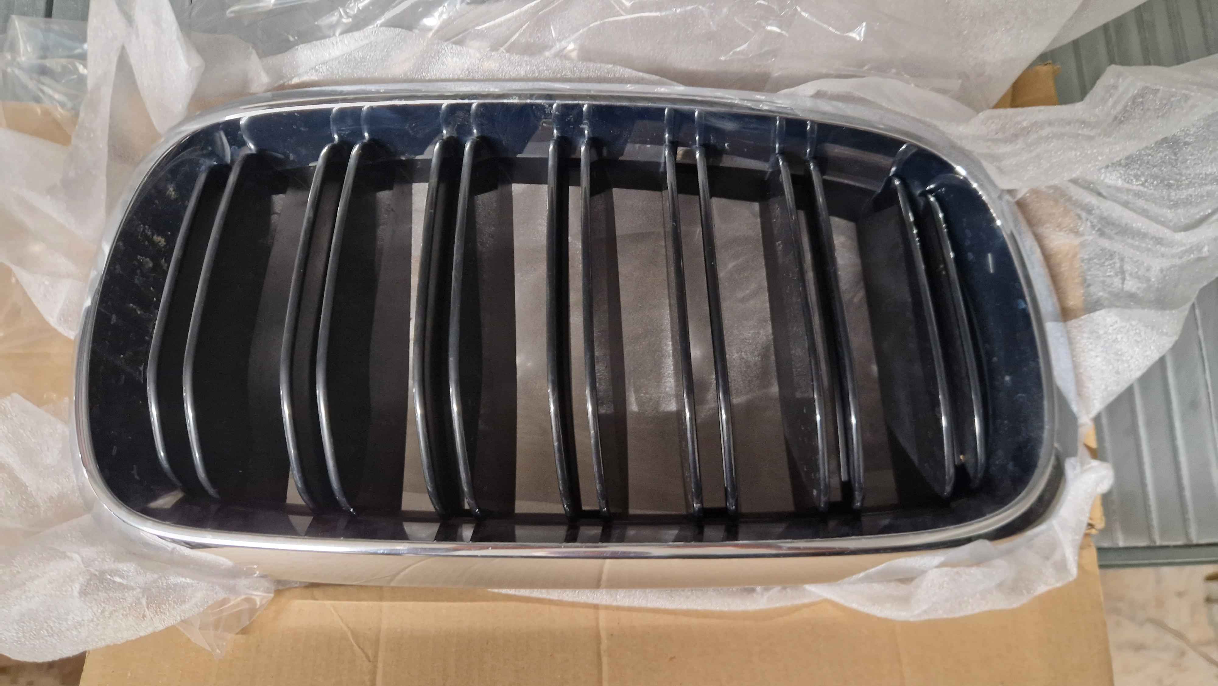 Ornam.grille black high gloss rt. front BMW