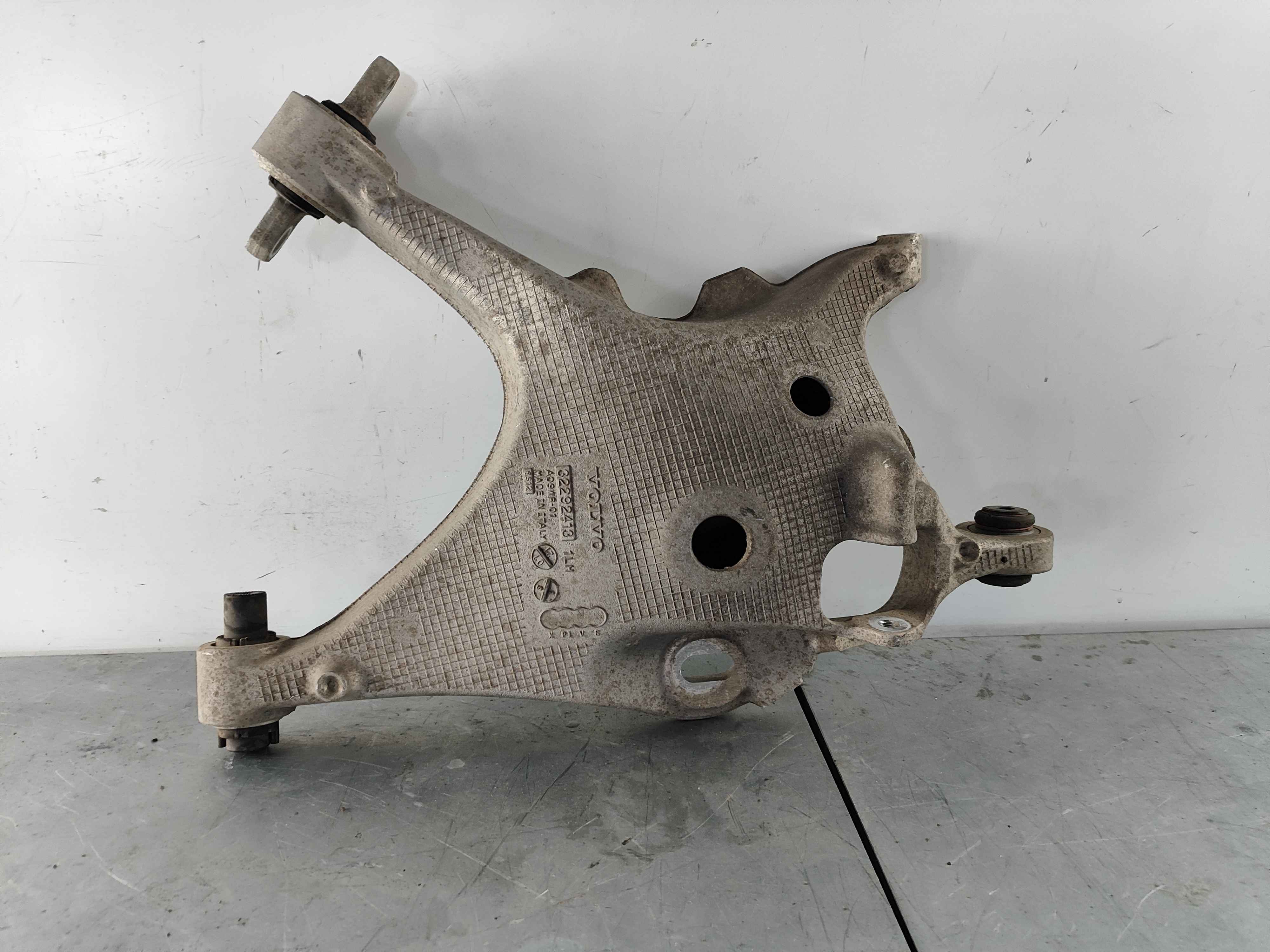 Control arm, left (XC90 (16-)|V90 Cross C.|XC60 (18-)|V60 Cross C. (19-) )