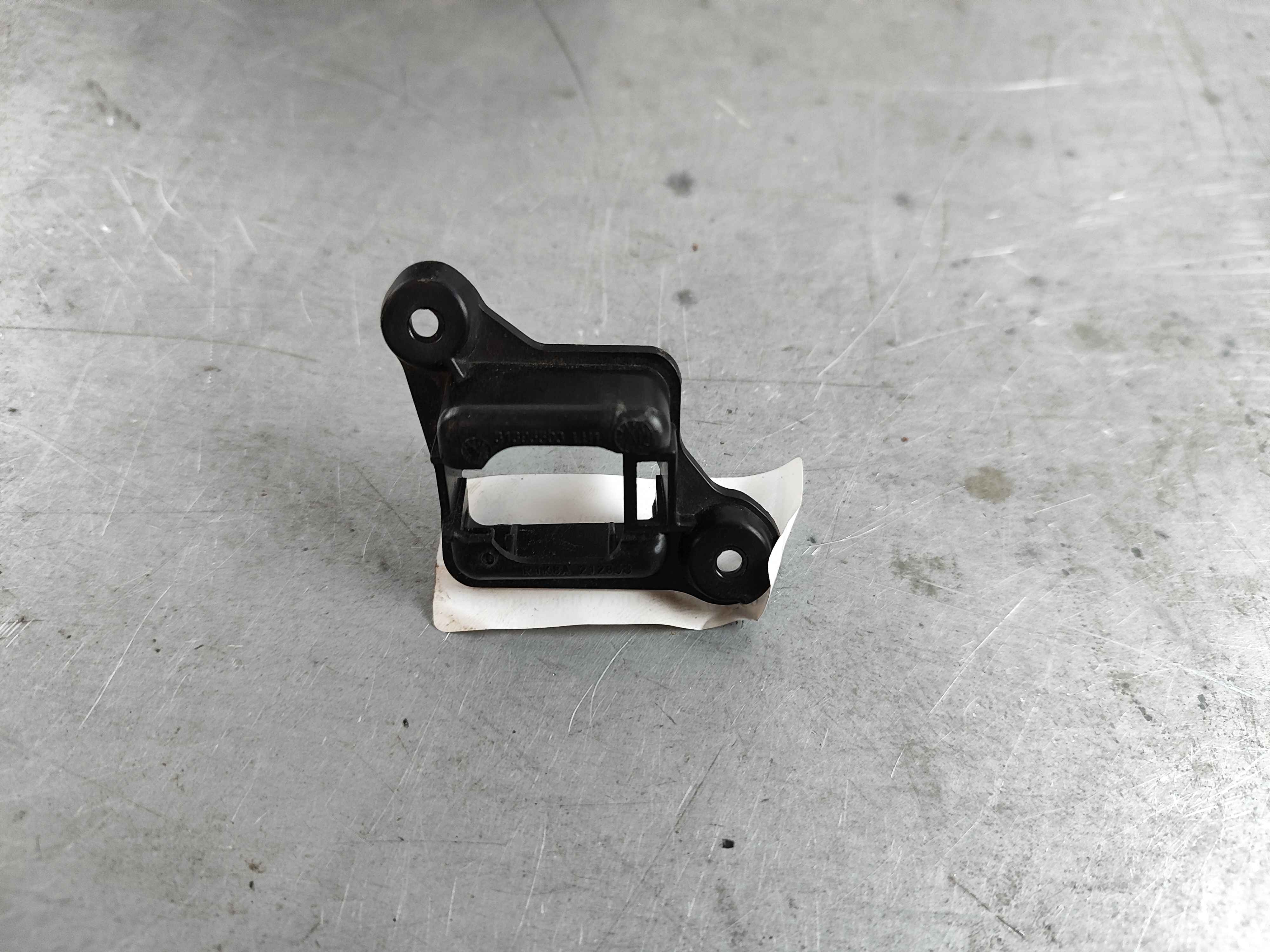 Retainer, left (V90 Cross C.|XC60 (18-)|XC90 (16-))