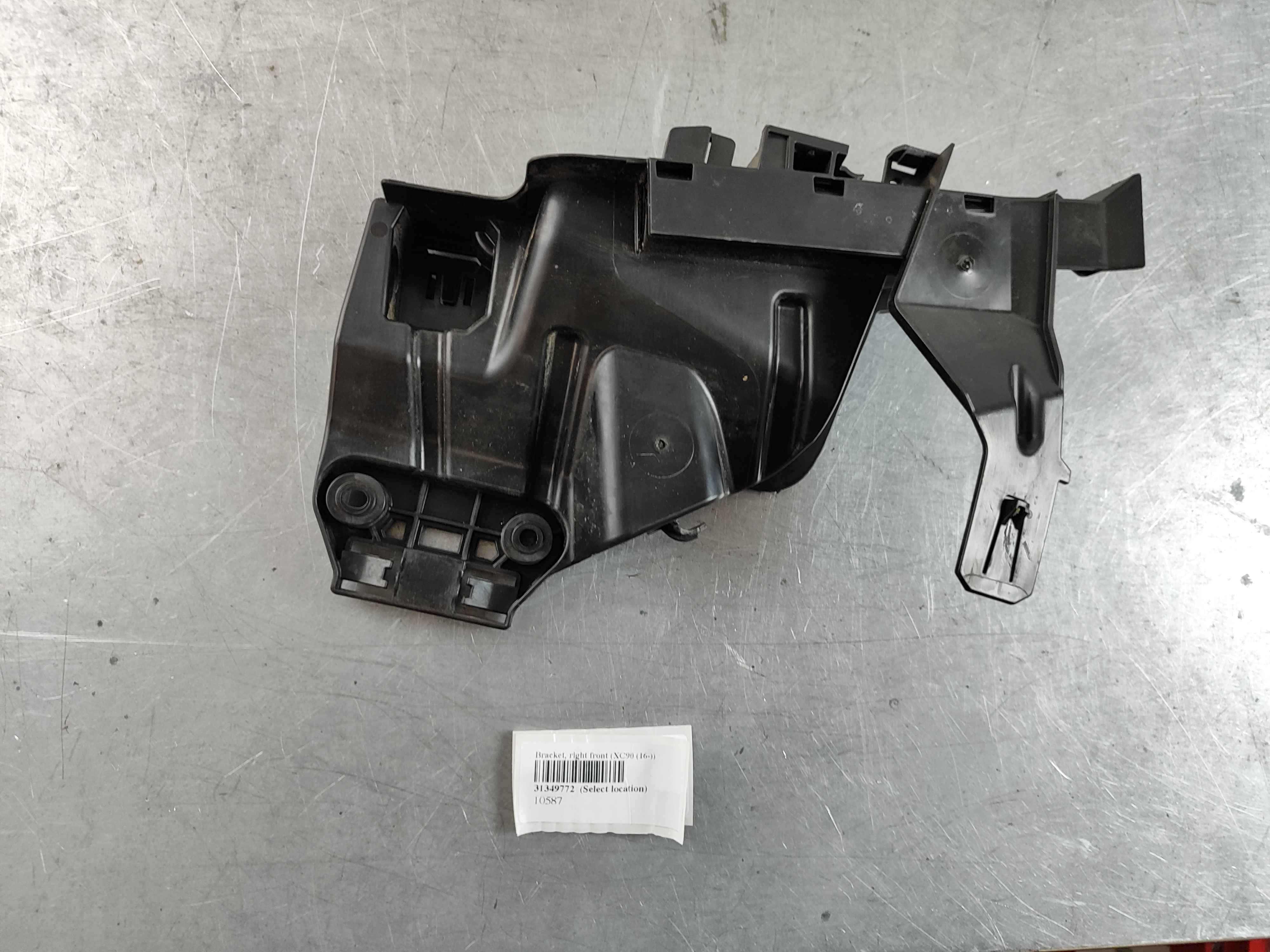 Bracket, right front (XC90 (16-))