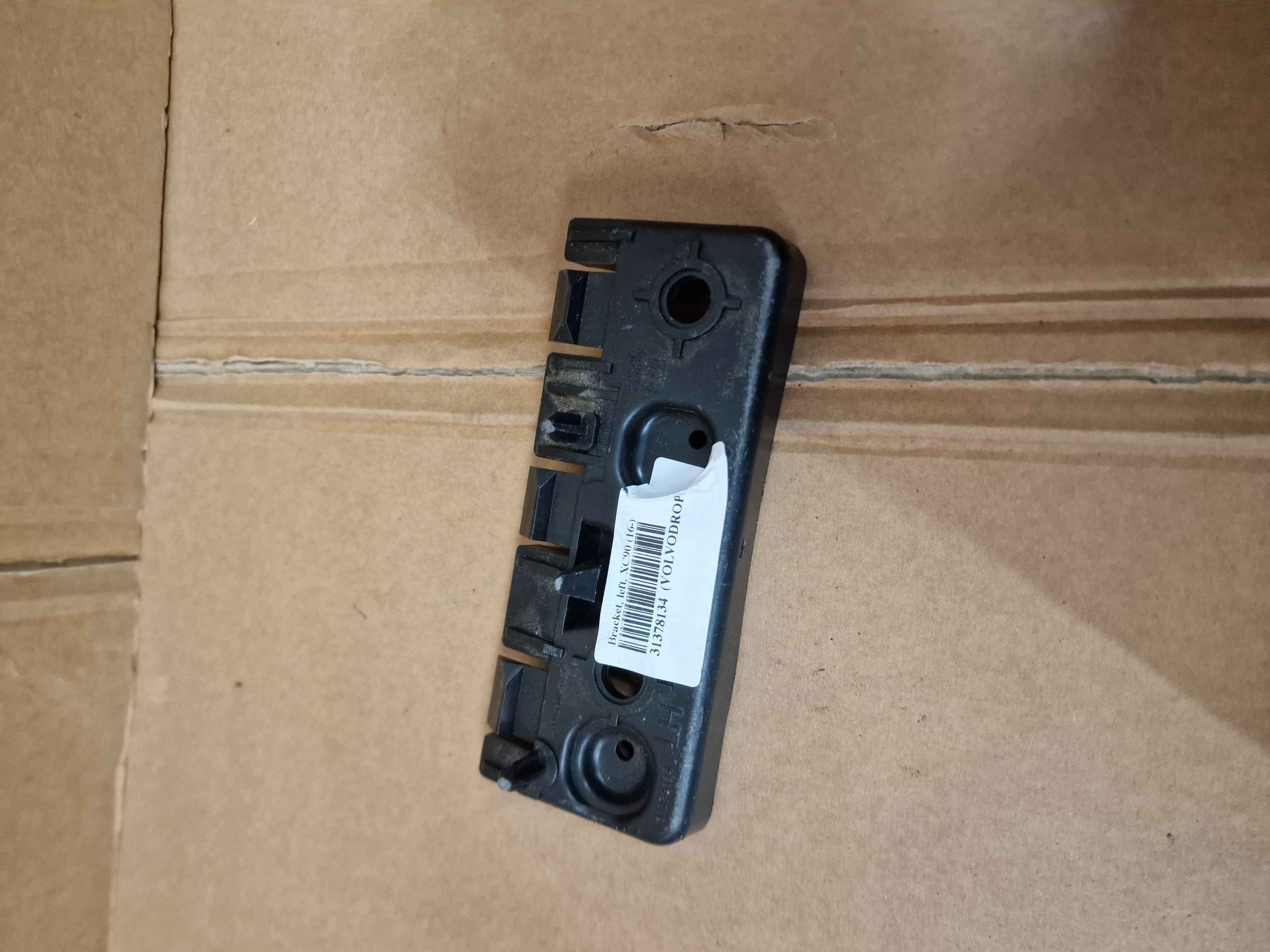 Bracket, left, XC90 (16-)