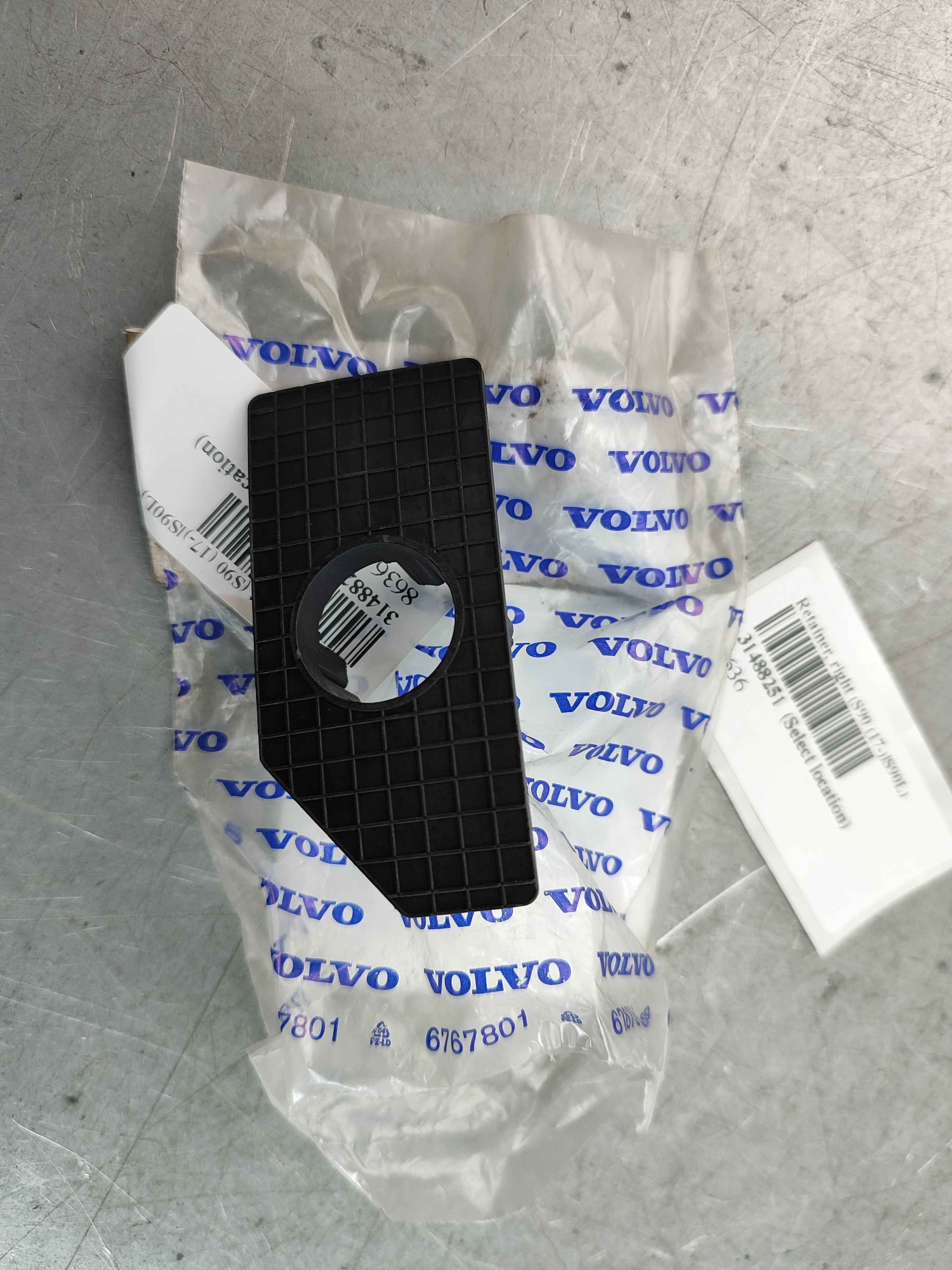 Retainer, right (S90 (17-)|S90L)