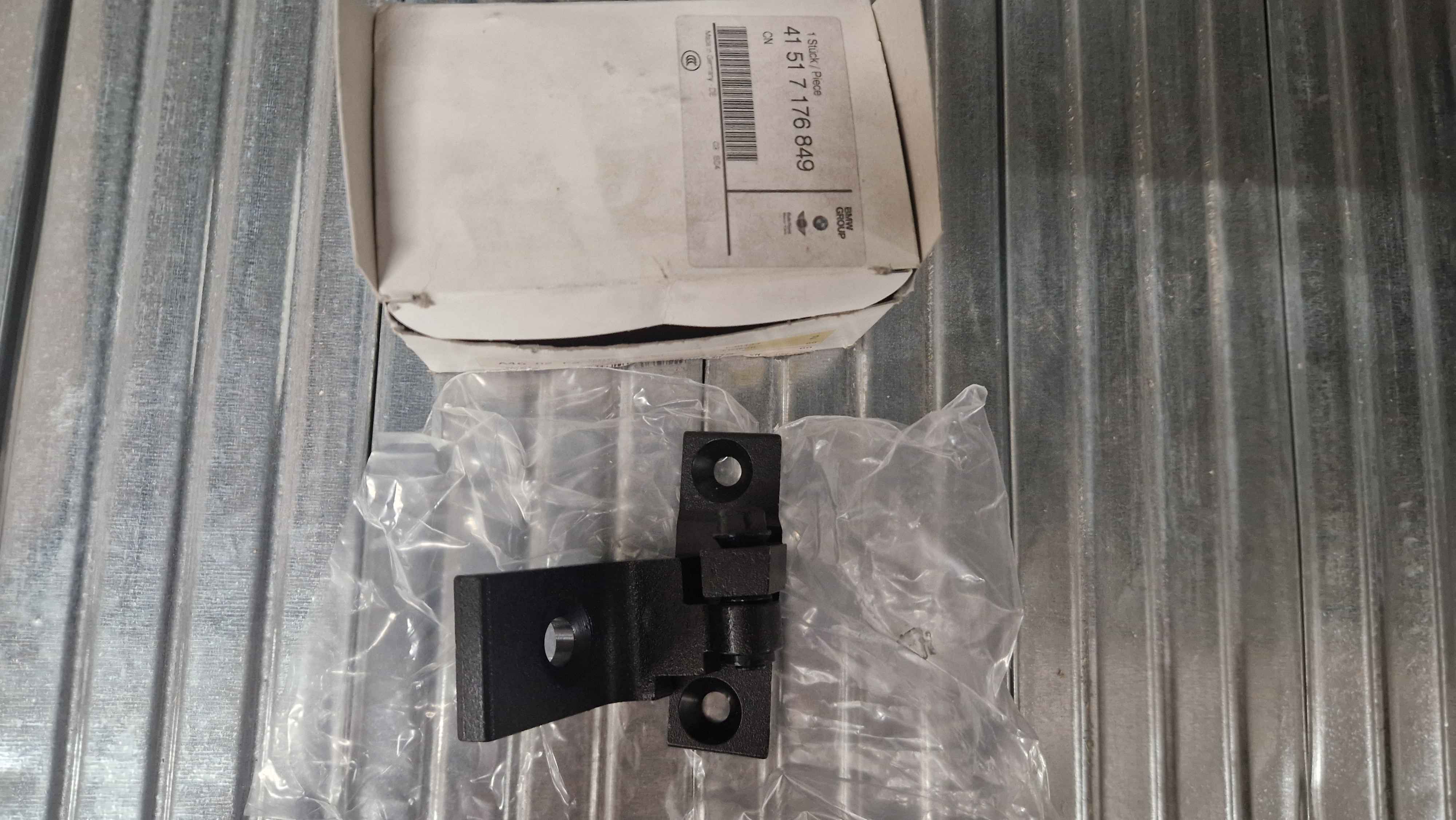 Left lower front door hinge BMW