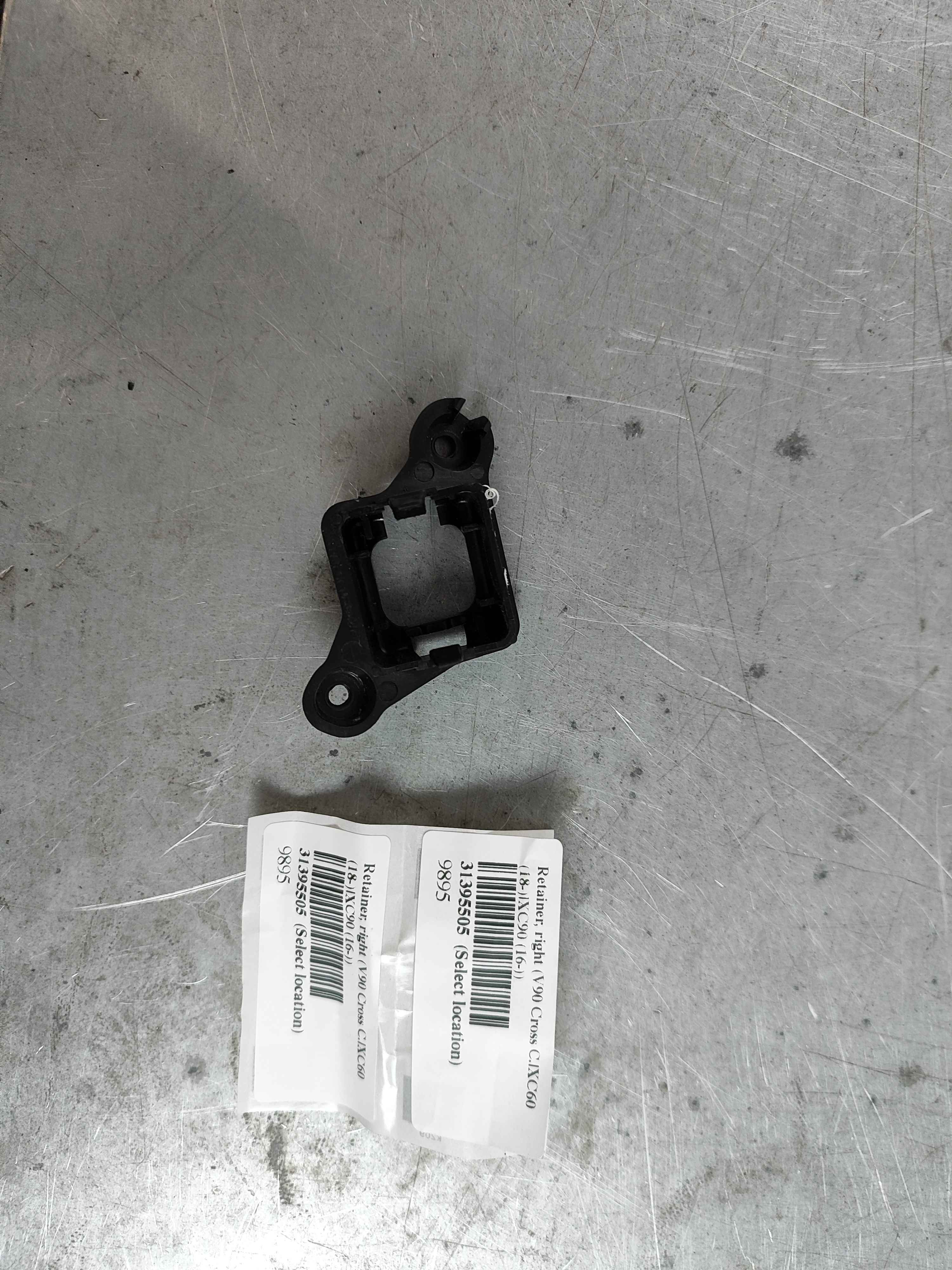 Retainer, right (V90 Cross C.|XC60 (18-)|XC90 (16-))