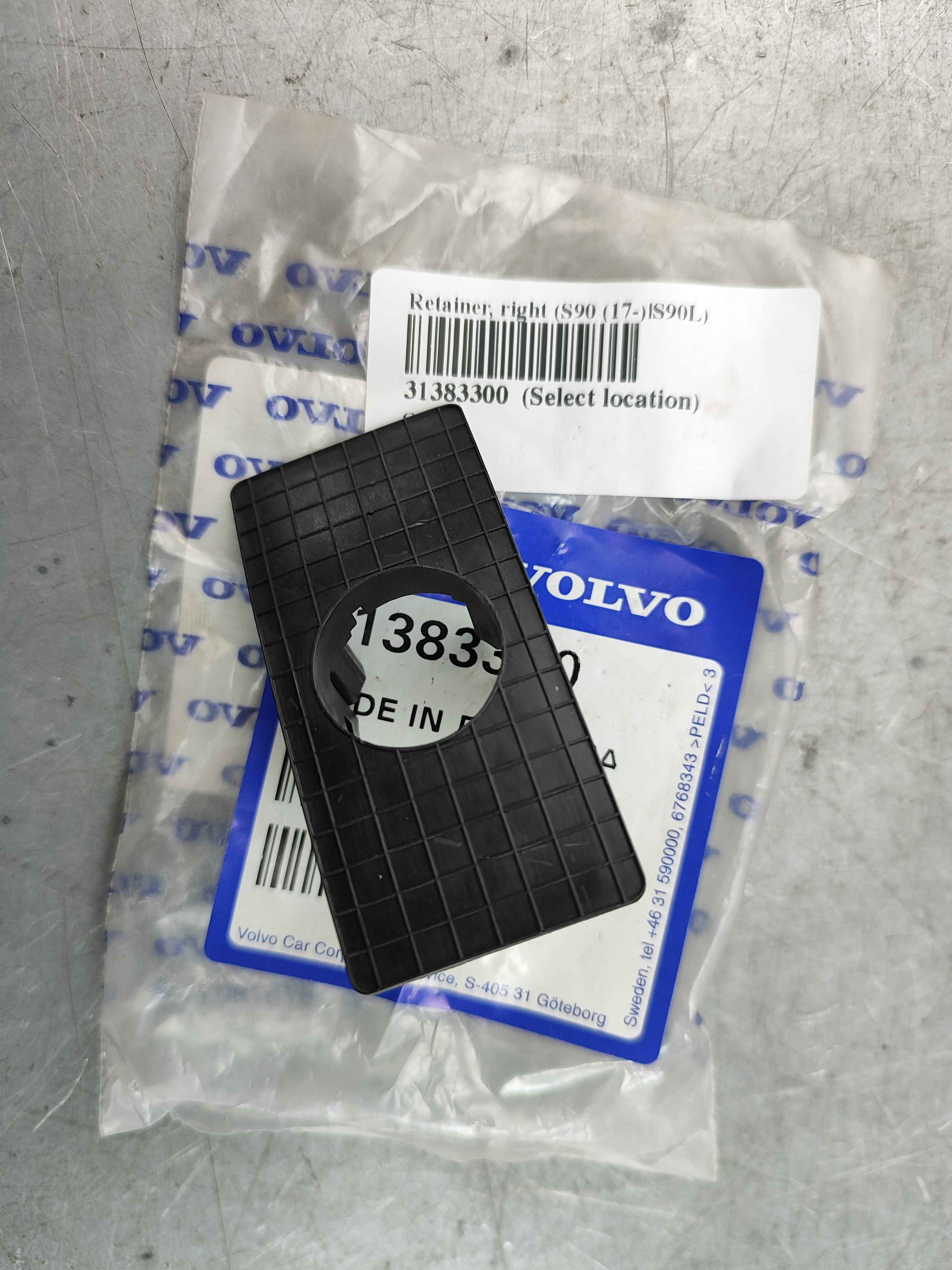 Retainer, right (S90 (17-)|S90L)