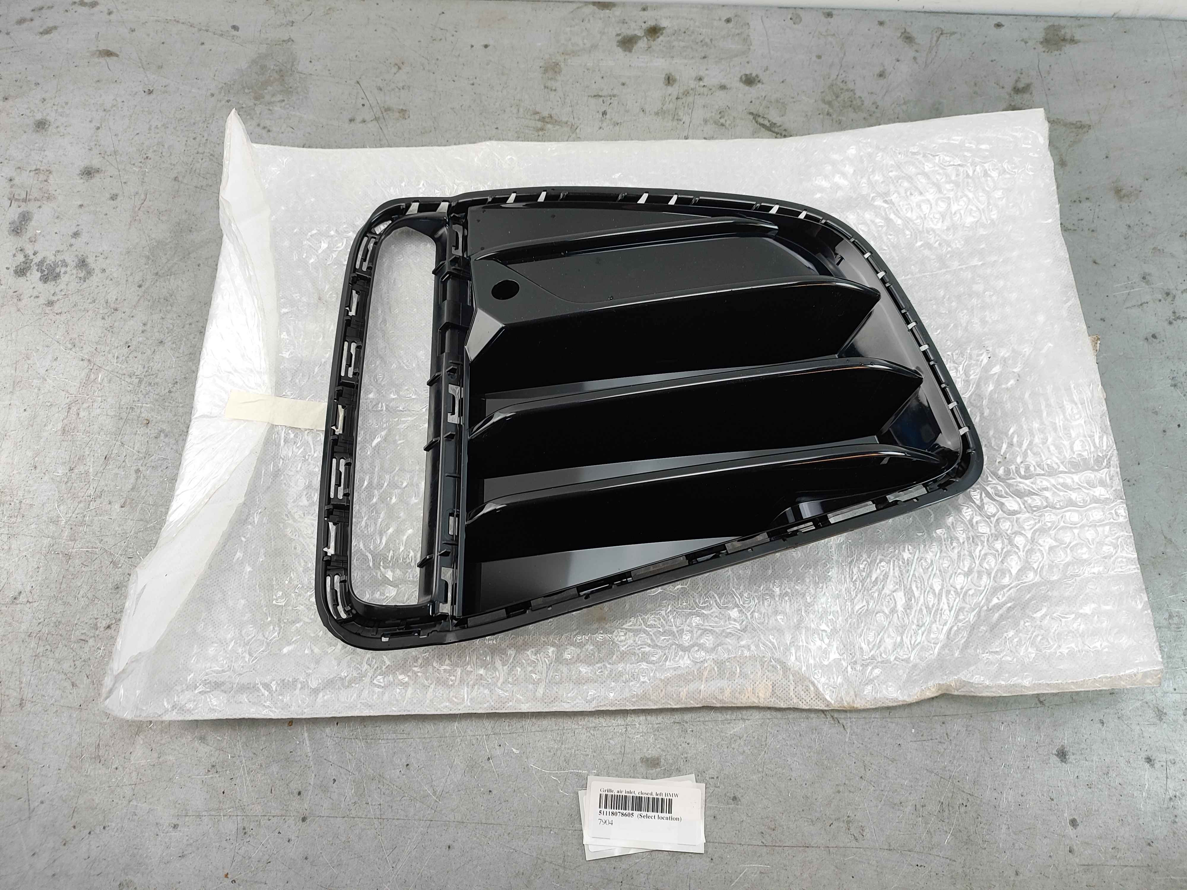 Grille, air inlet, closed, left BMW