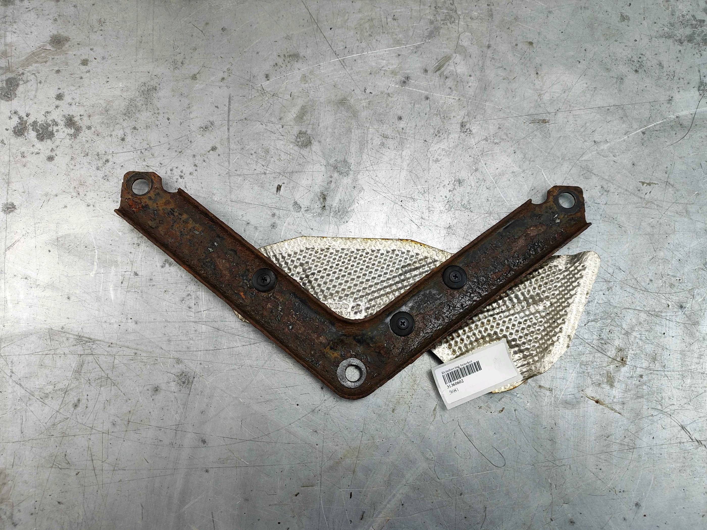 Reinforcing bracket
