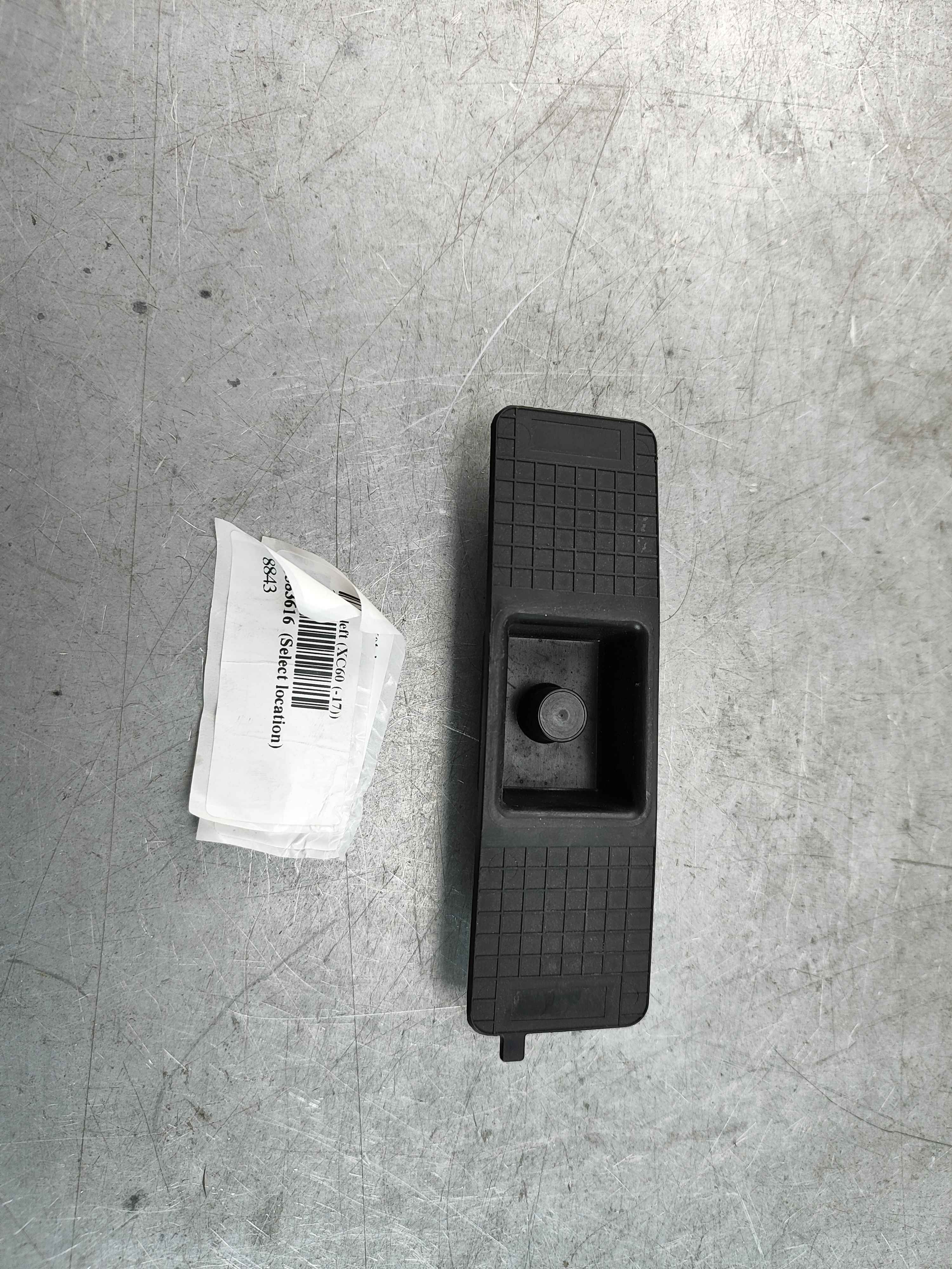 Bracket, left (XC60 (-17))