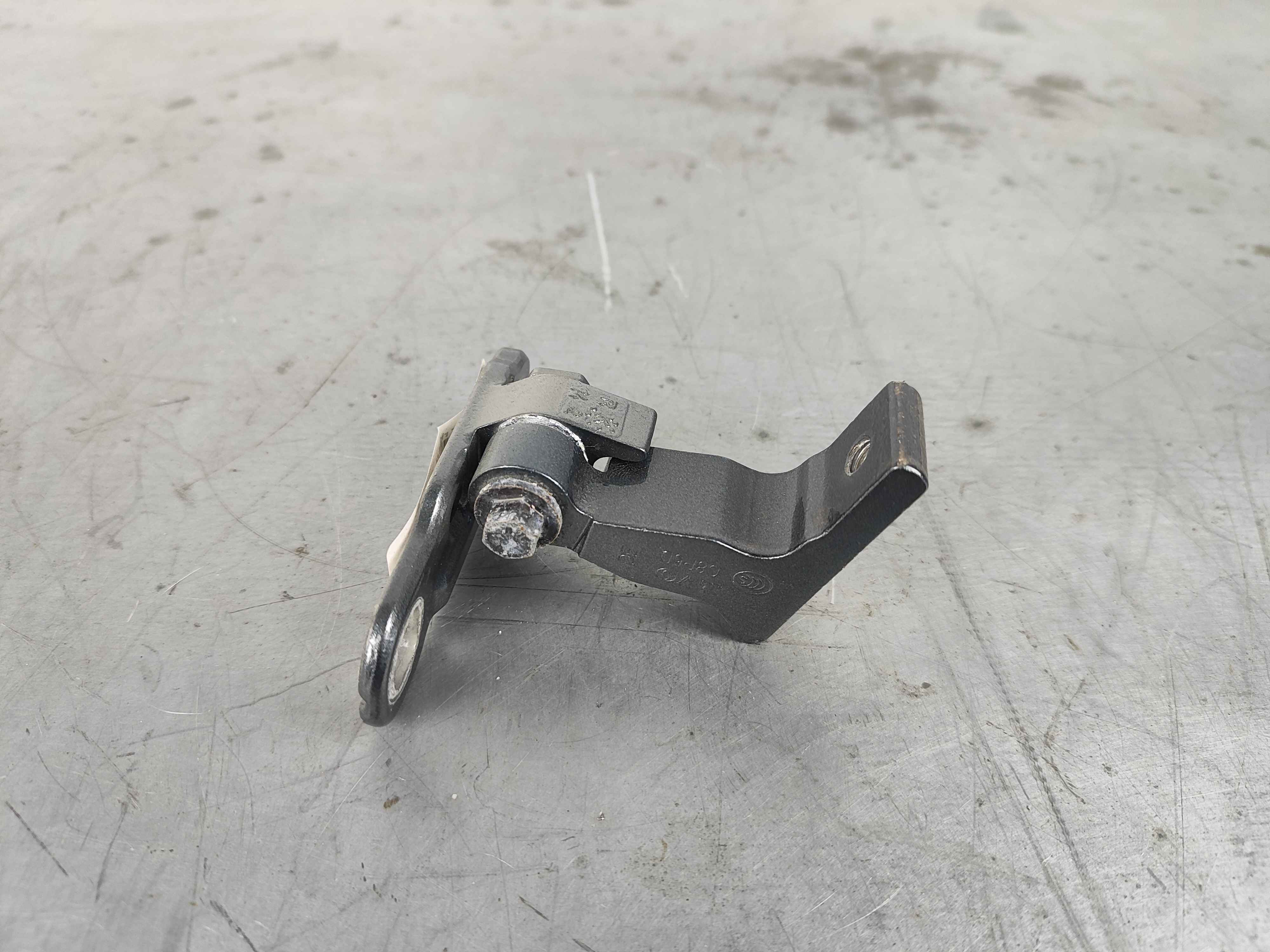 Hinge upper right rear