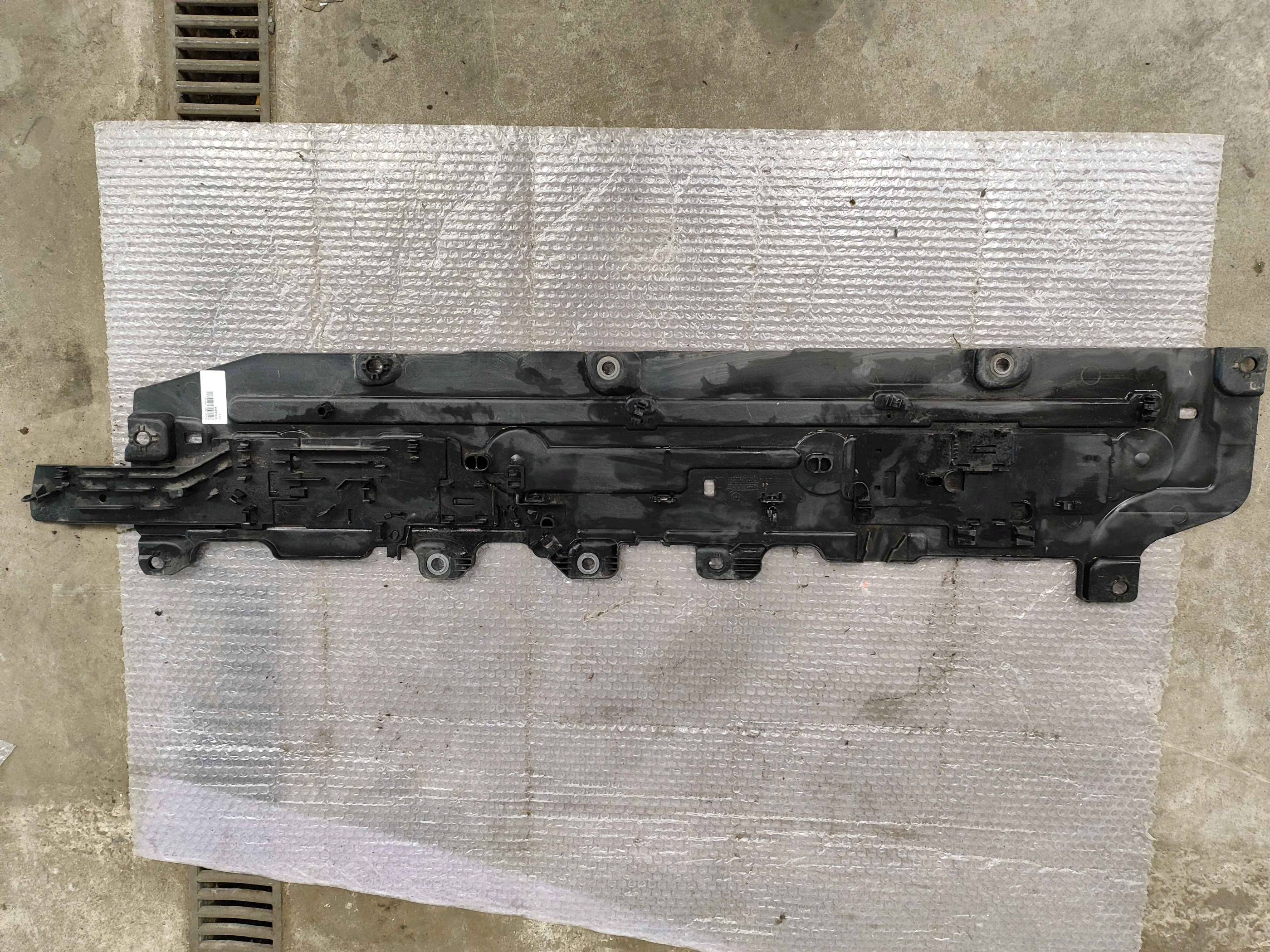Panel right Variant code: XE02 or XE06