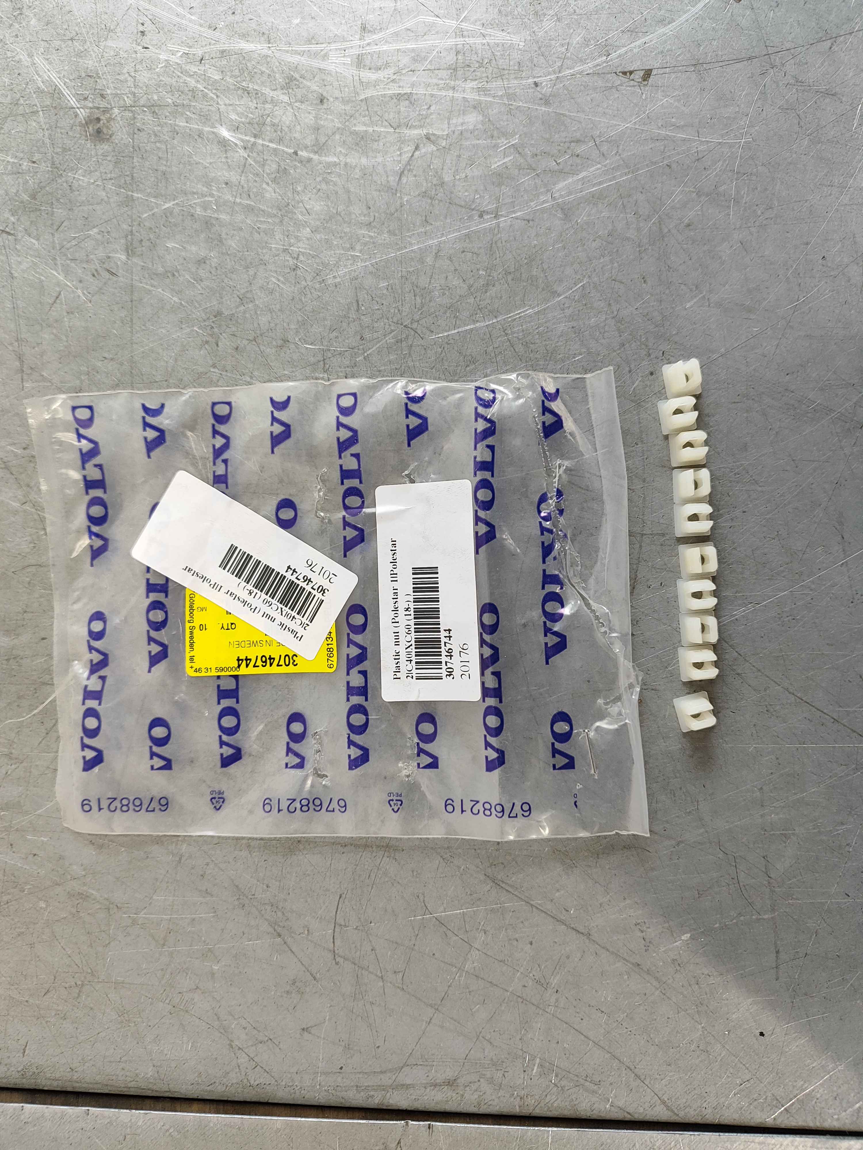 Plastic nut (Polestar 1|Polestar 2|C40|XC60 (18-) )