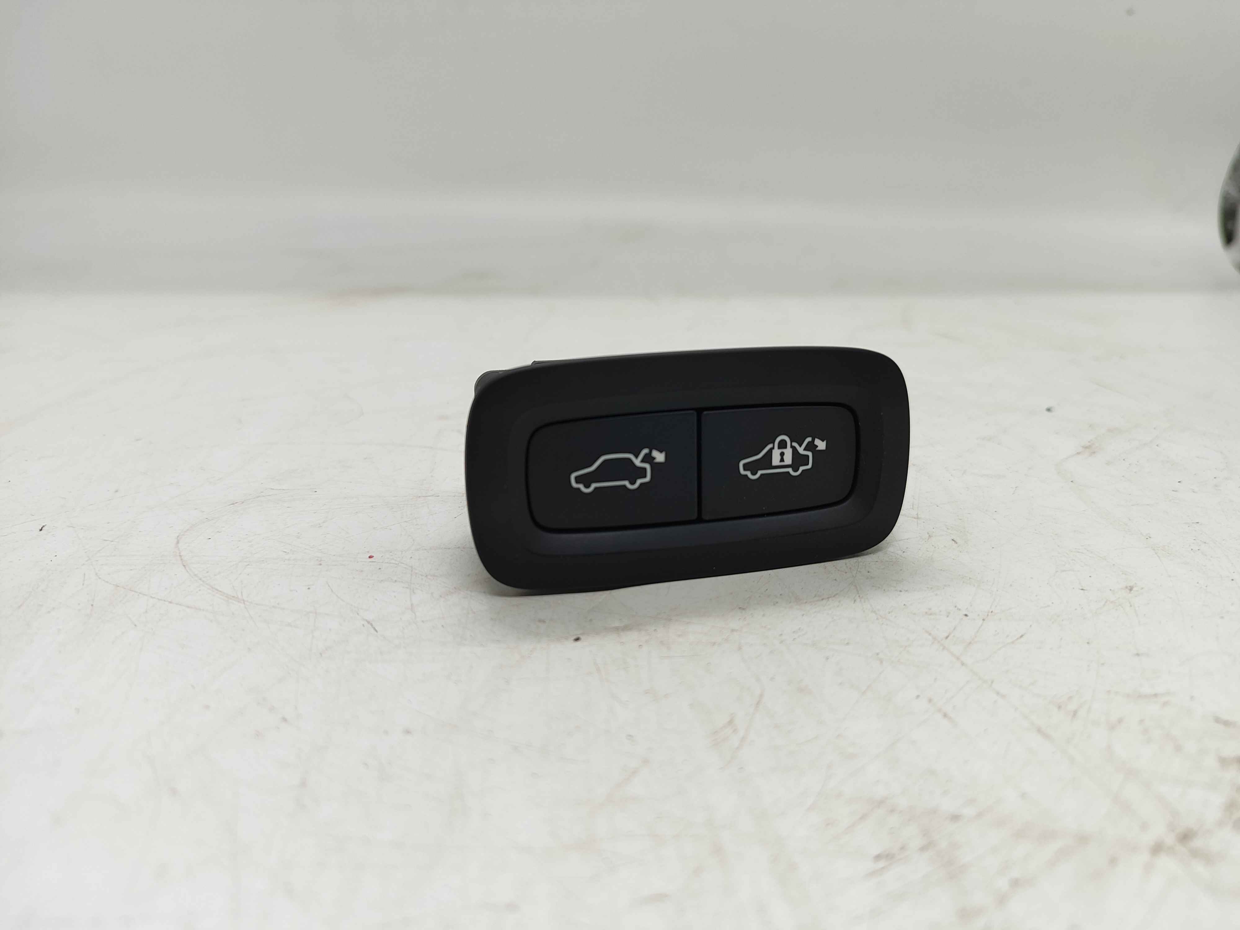 Button, luggage compartment