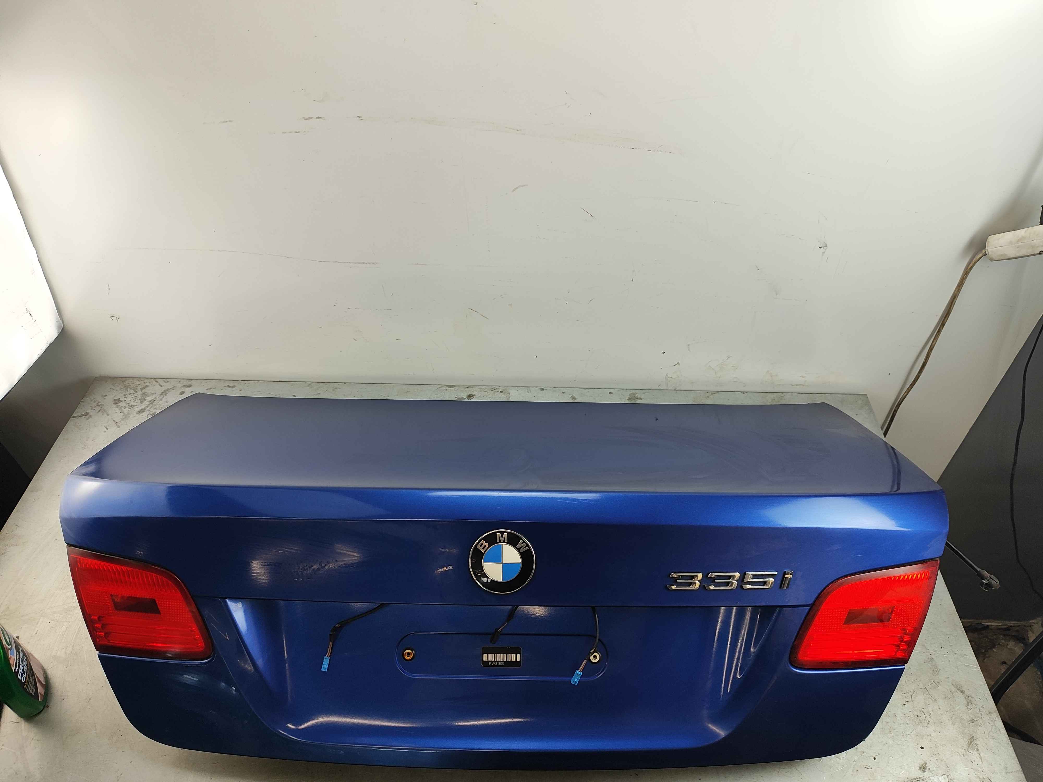 Tailgate with hole for lock barrel BMW