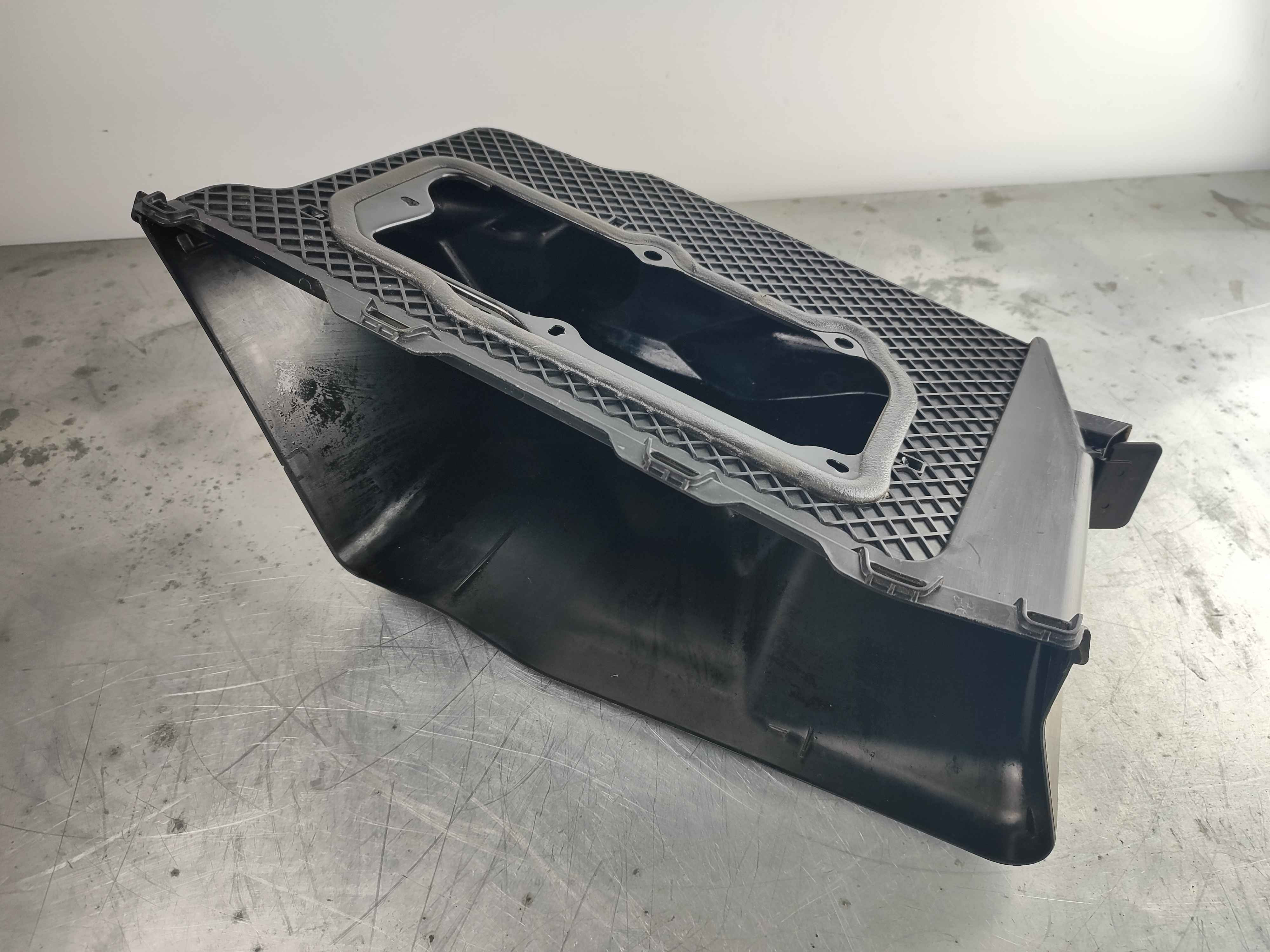 Air inlet housing Variant code: C101 and (MC02 or MC03 or MC04) CH 410000-