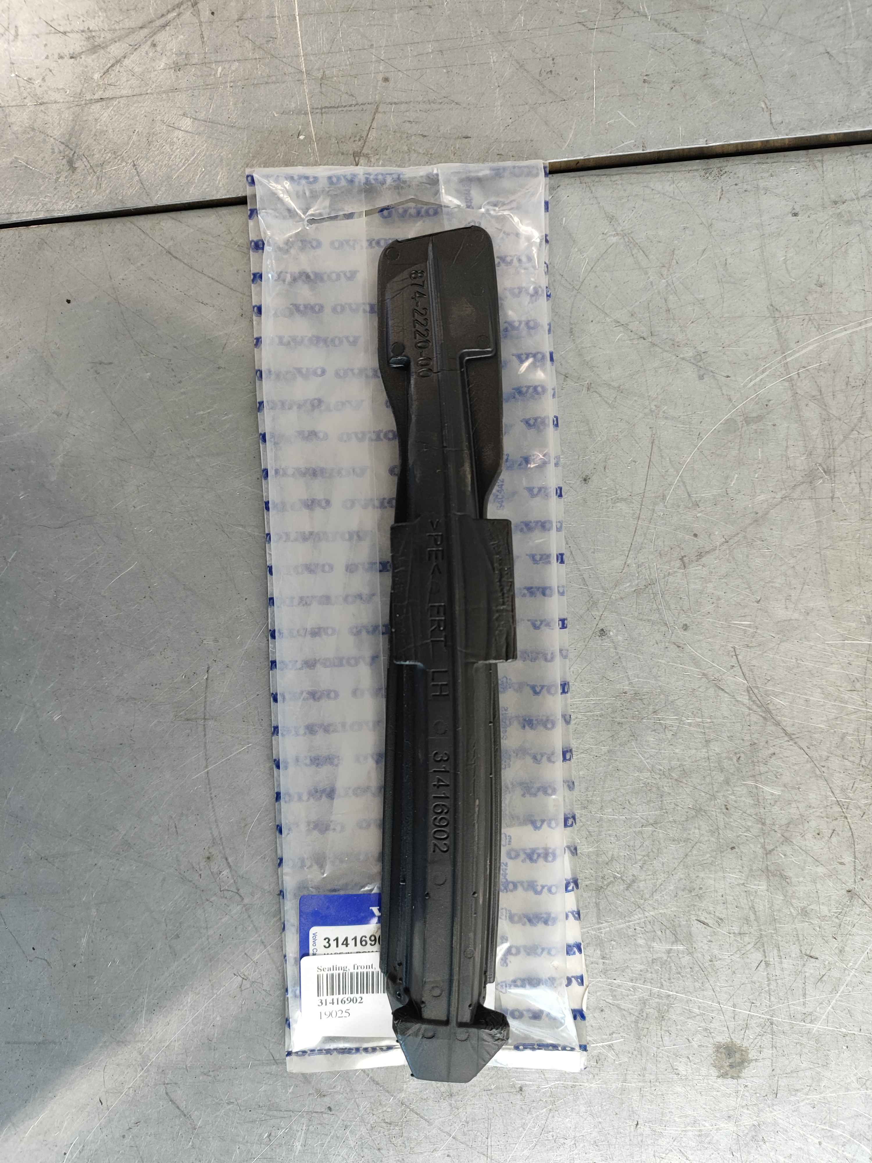 Sealing, front, left (XC60 (18-))