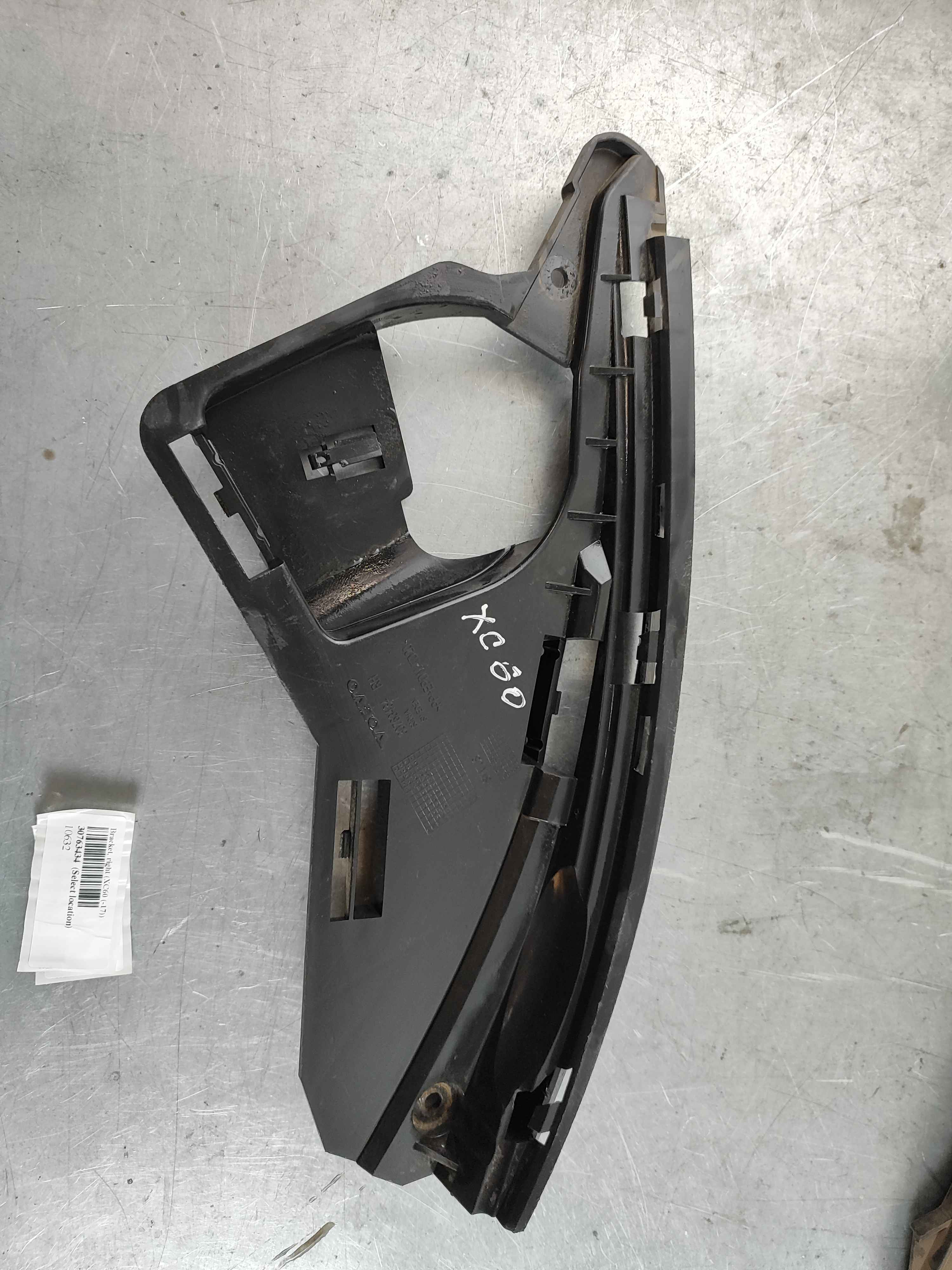 Bracket, right (XC60 (-17))