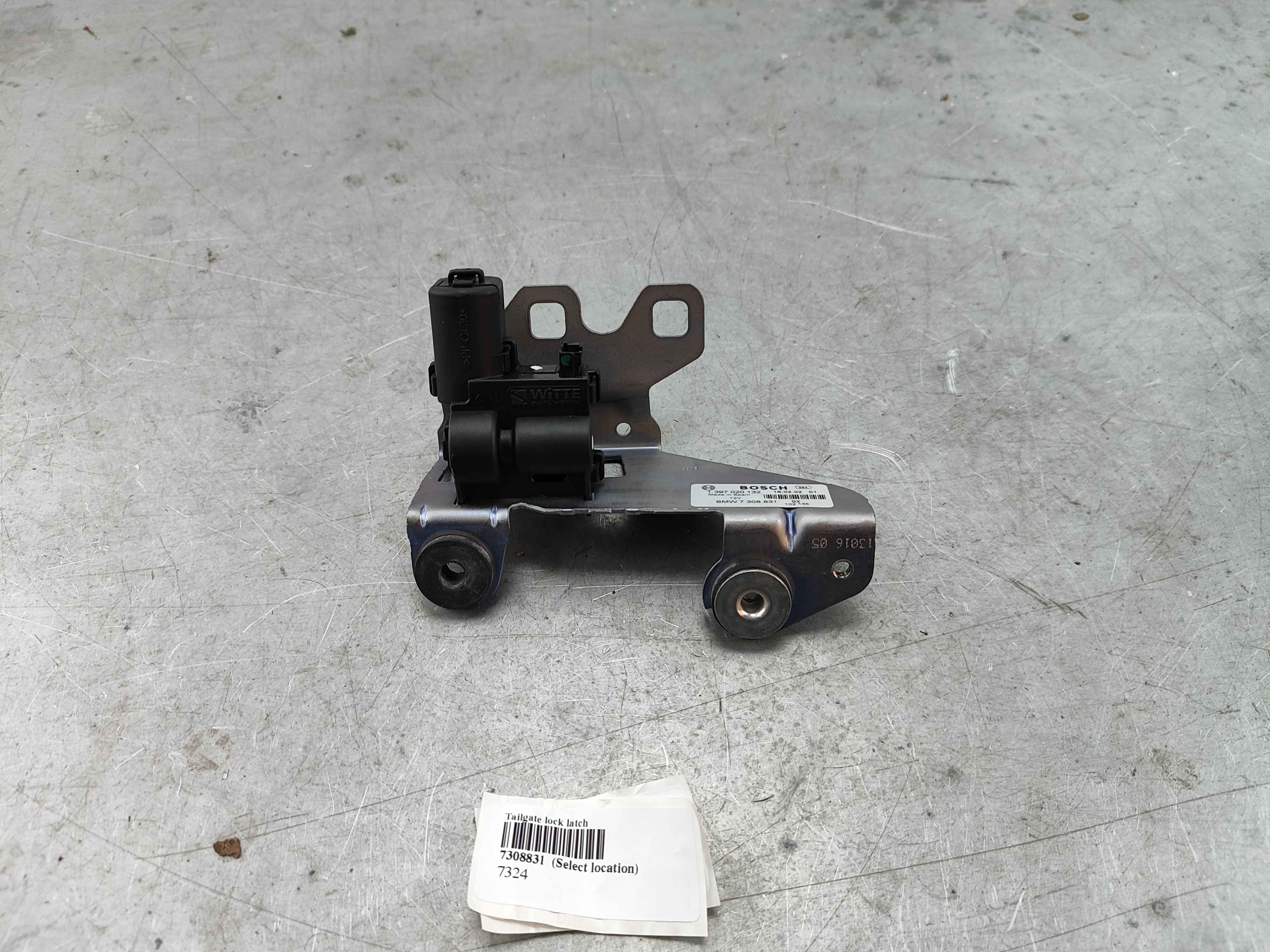 Tailgate lock latch