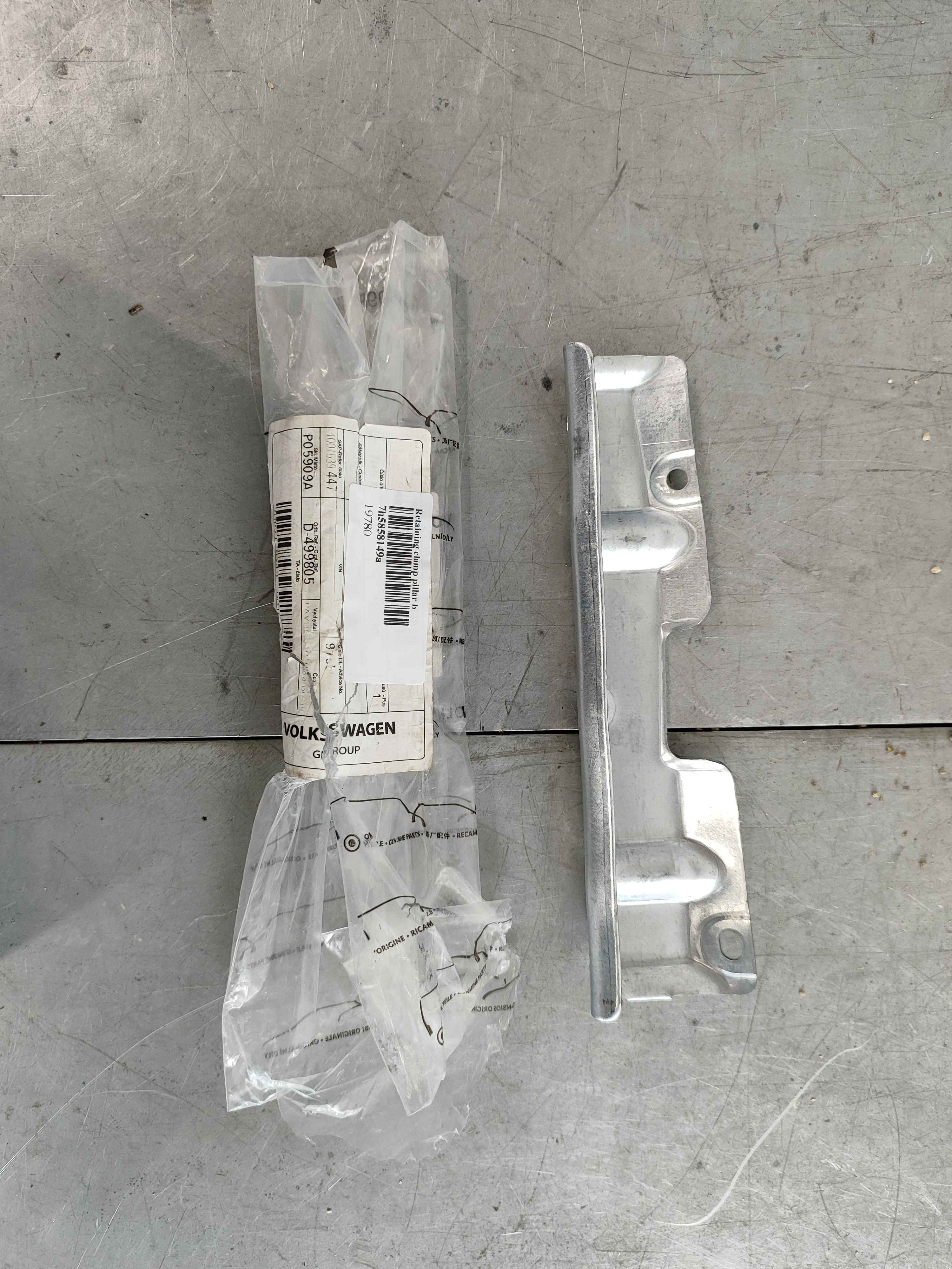 Retaining clamp pillar b