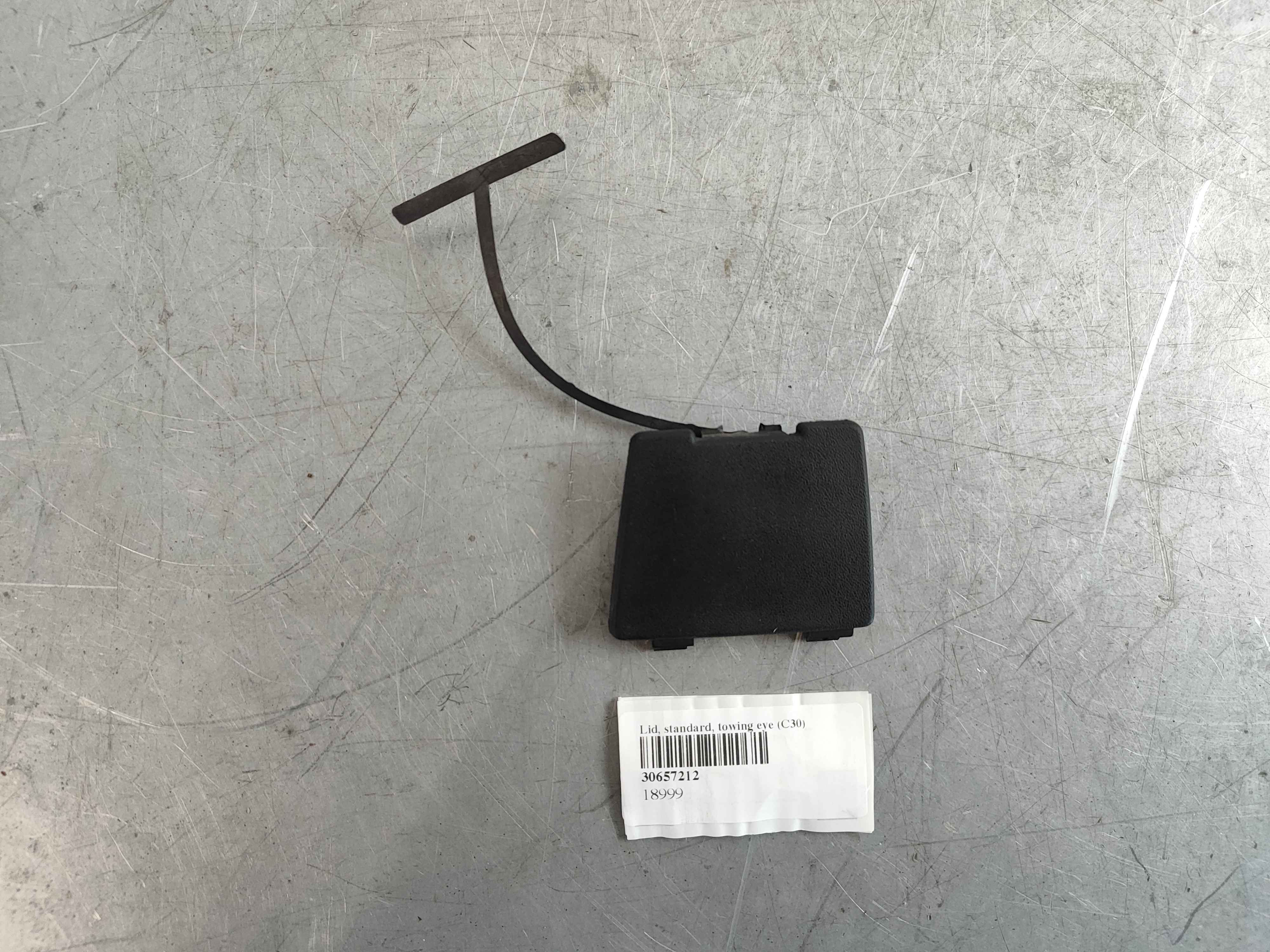 Lid, standard, towing eye (C30)