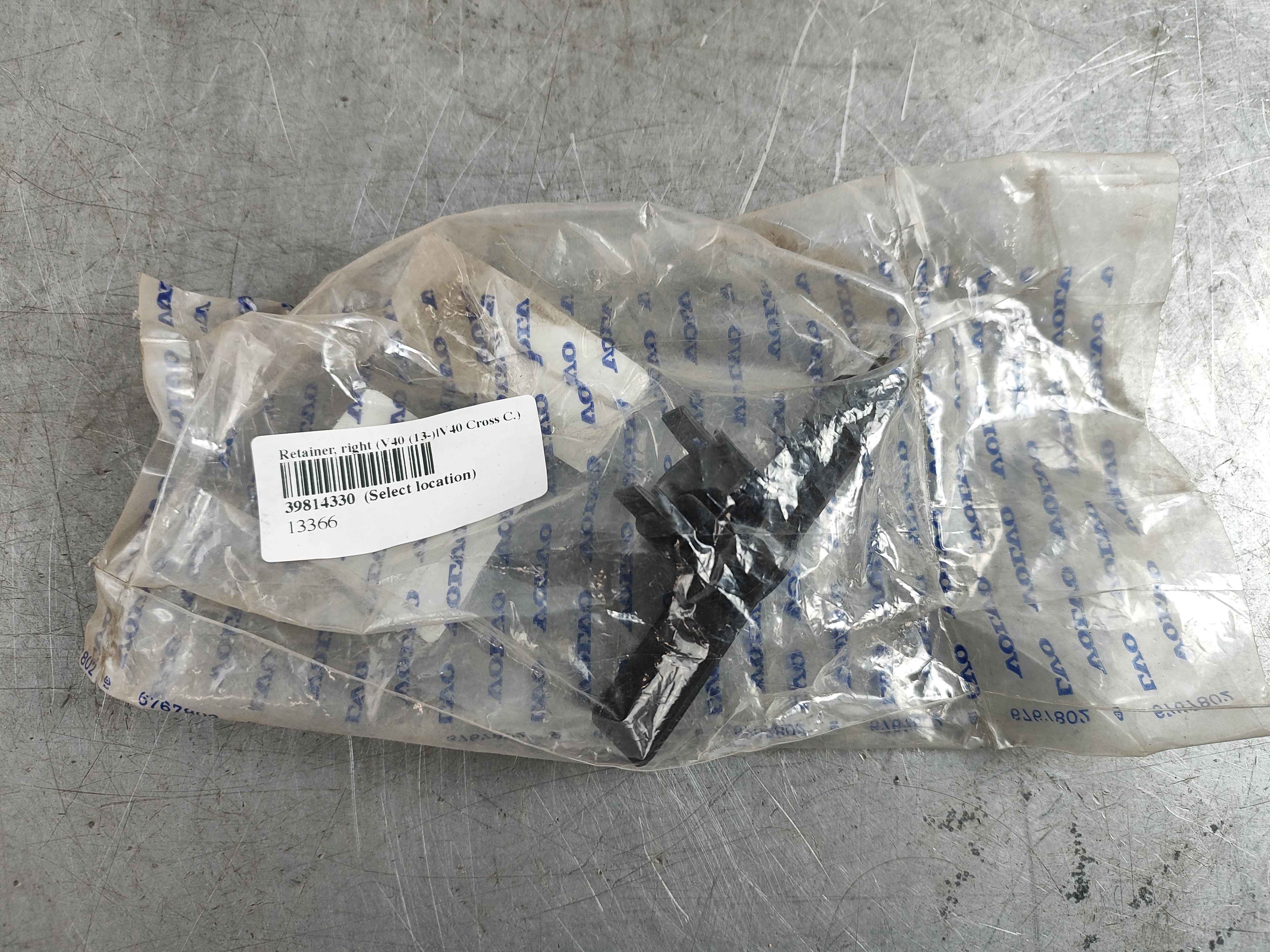 Retainer, right (V40 (13-)|V40 Cross C.)