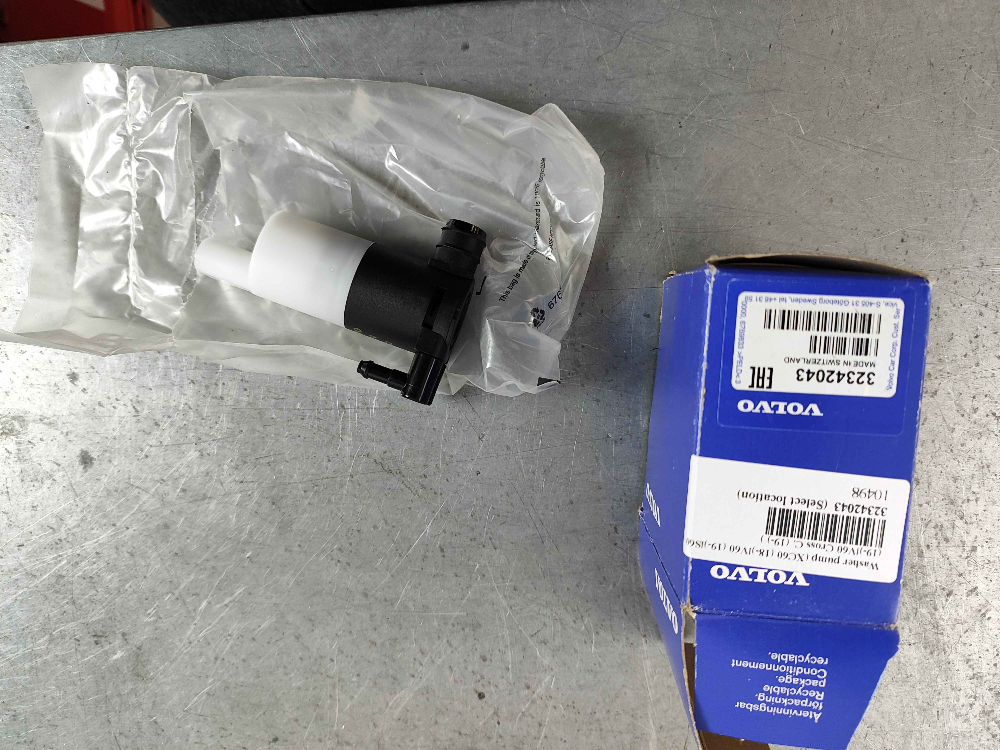 Washer pump (XC60 (18-)|V60 (19-)|S60 (19-)|V60 Cross C. (19-) )