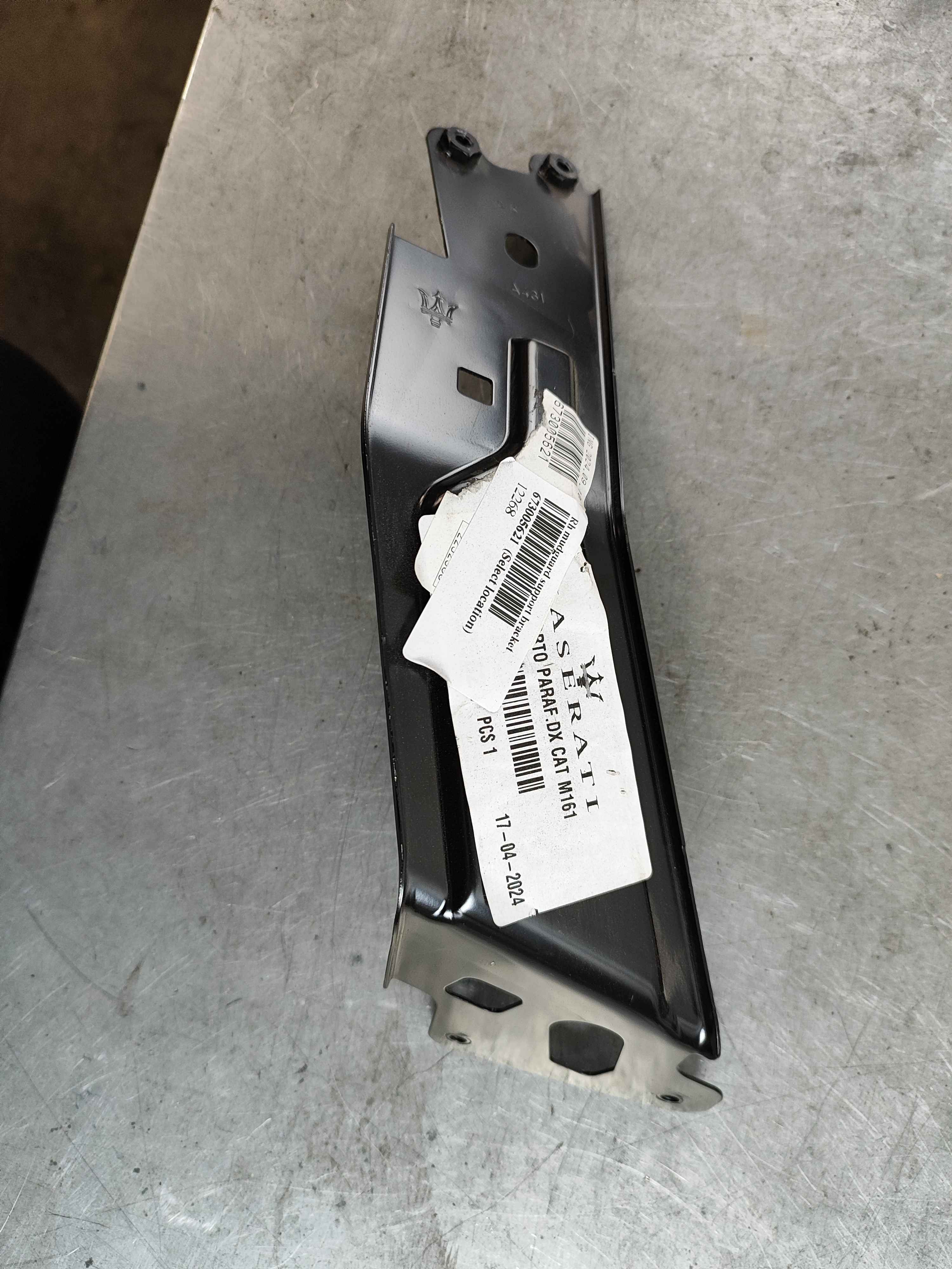 Rh mudguard support bracket