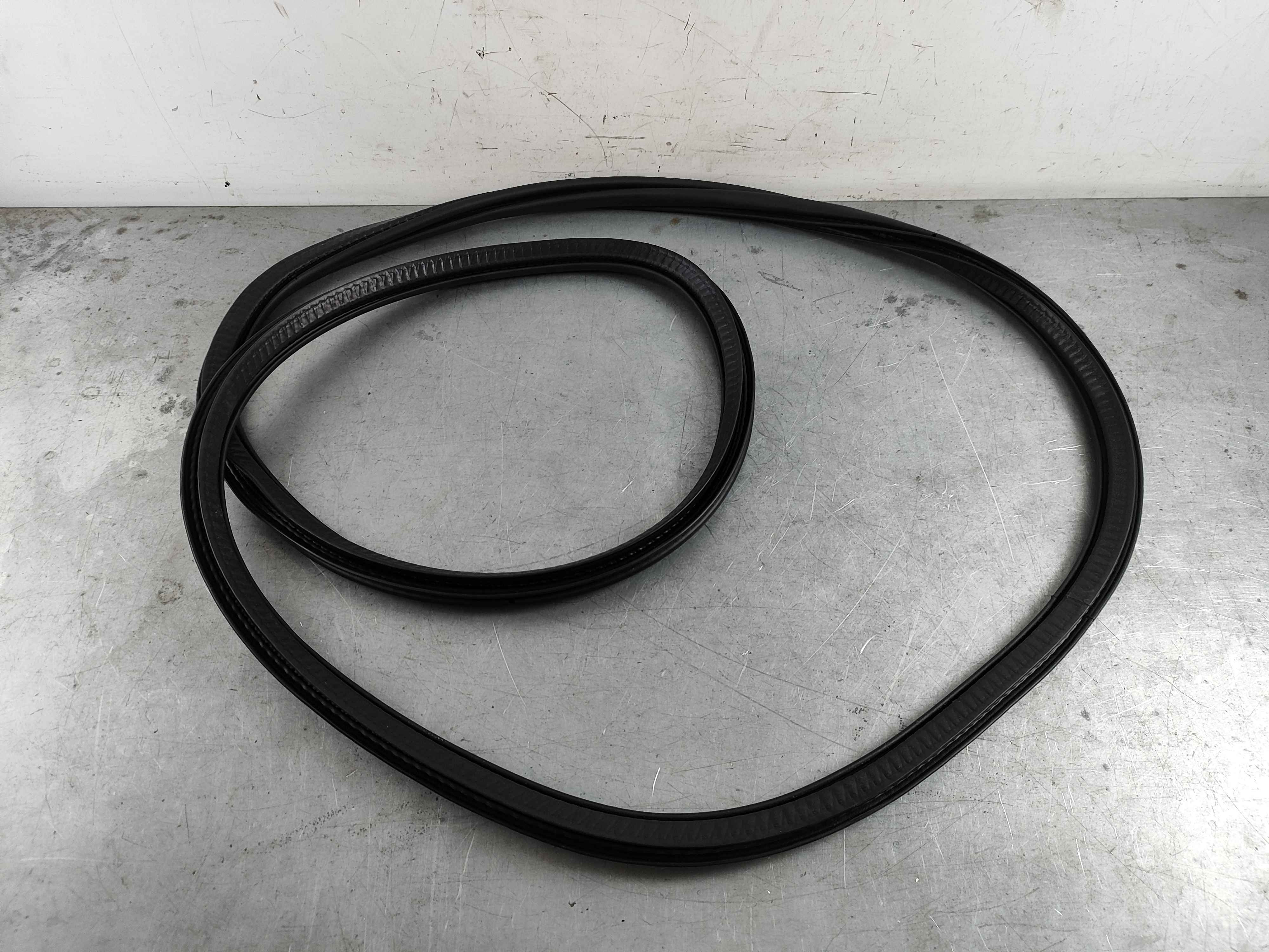 Sealing moulding, car body, rear (XC40)