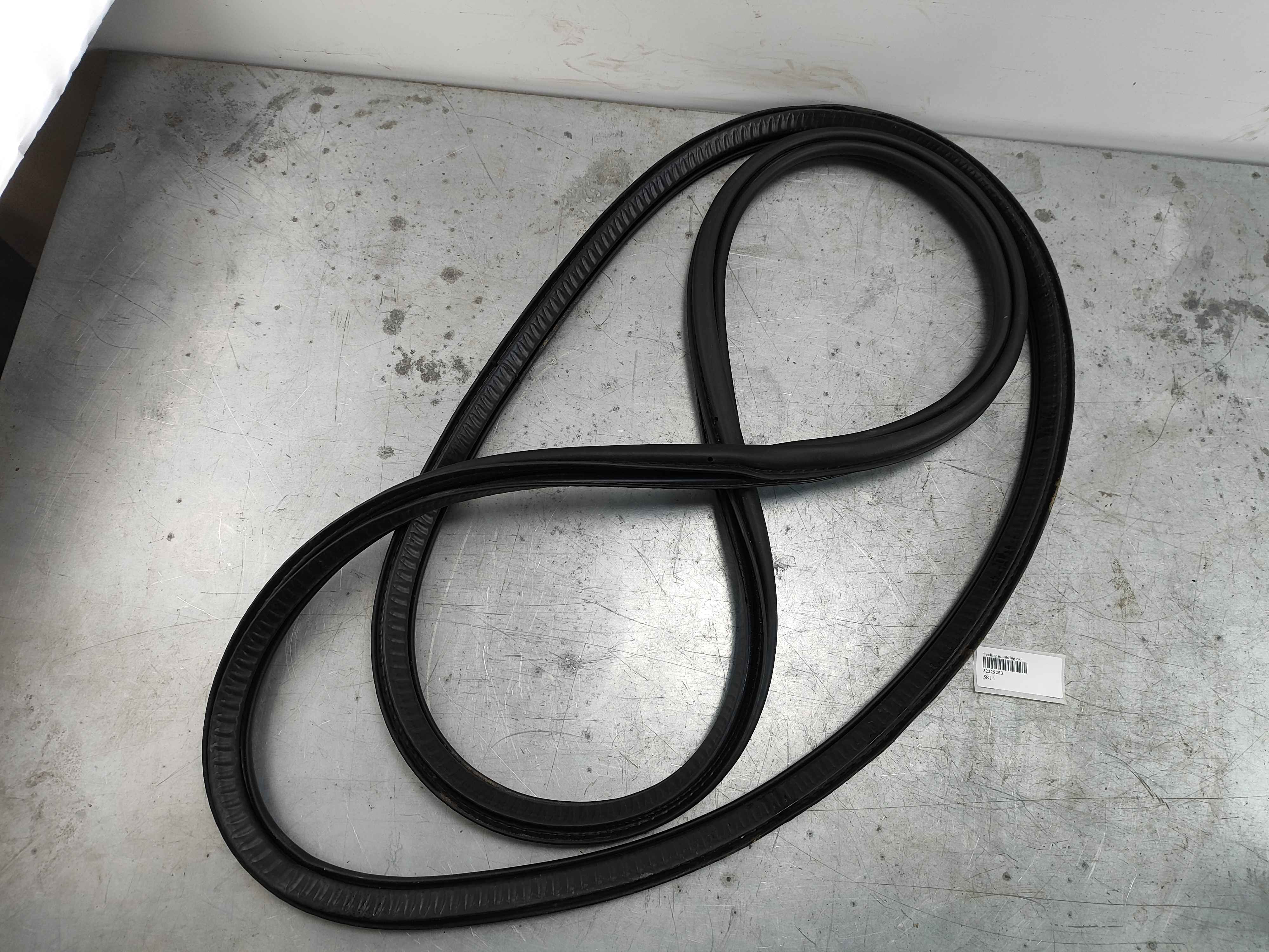 Sealing moulding car body Variant code: XE0D CH 423567- front