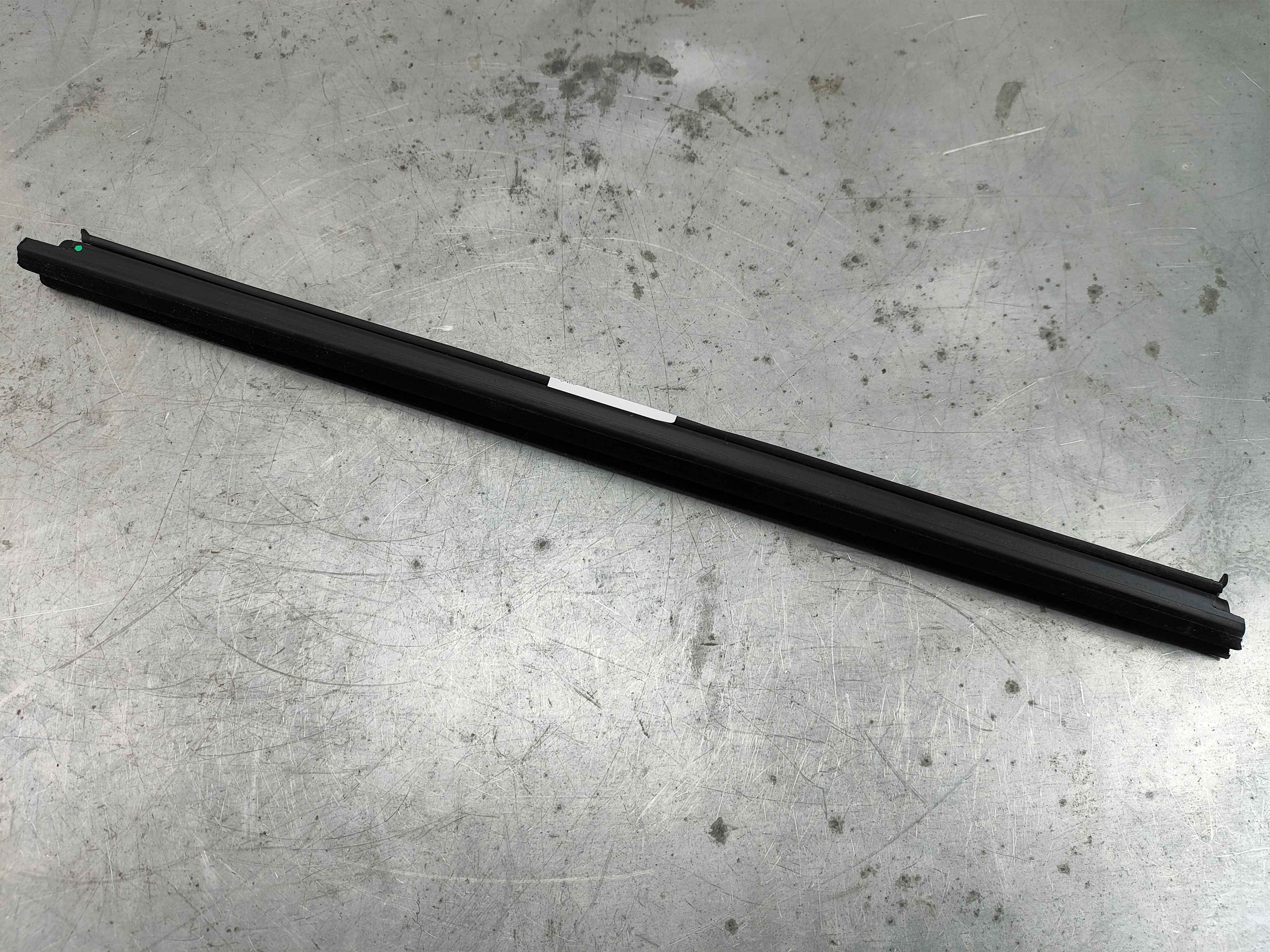 Weatherstrip inner rear Variant code: XE0D right