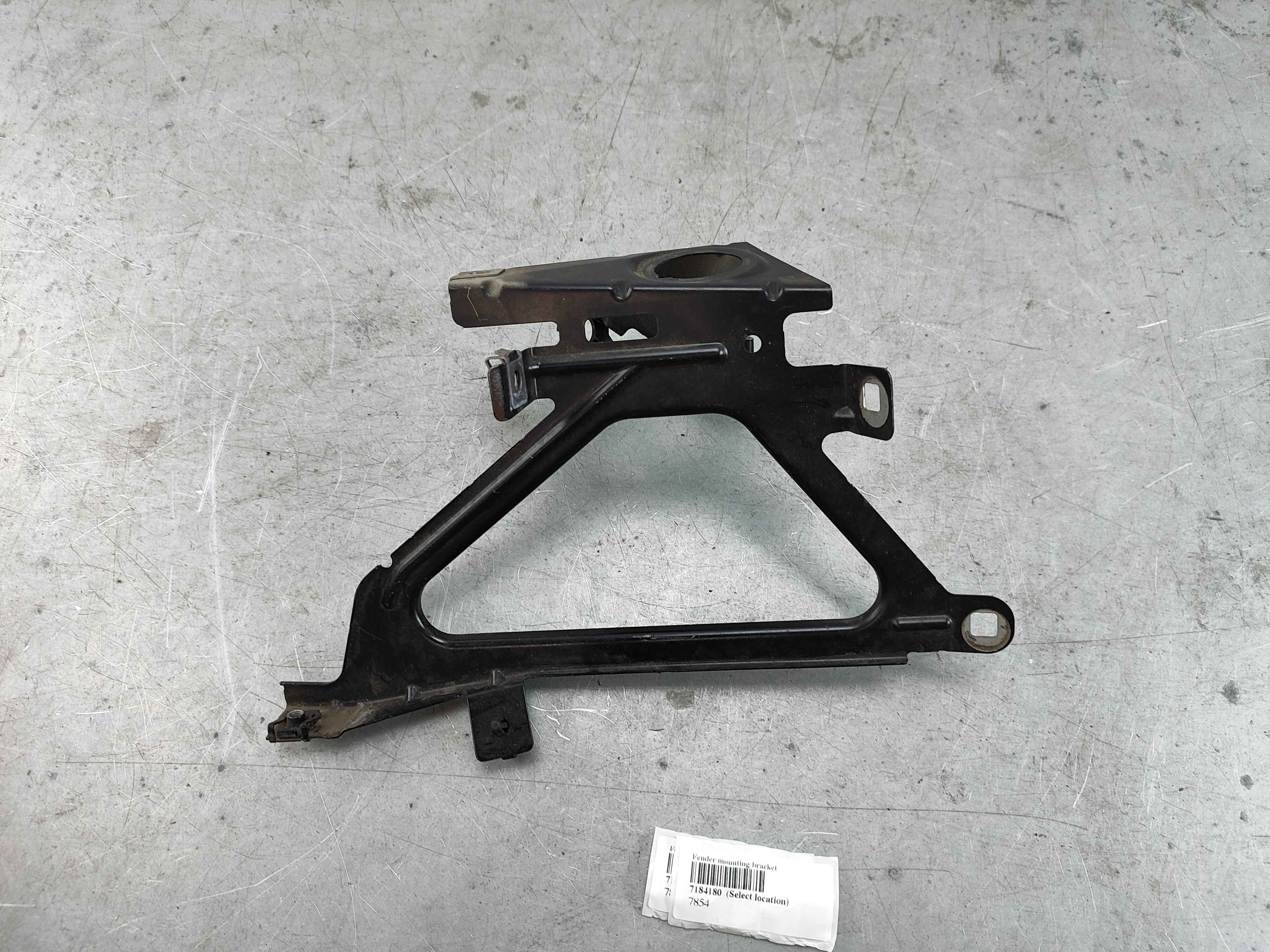 Fender mounting bracket