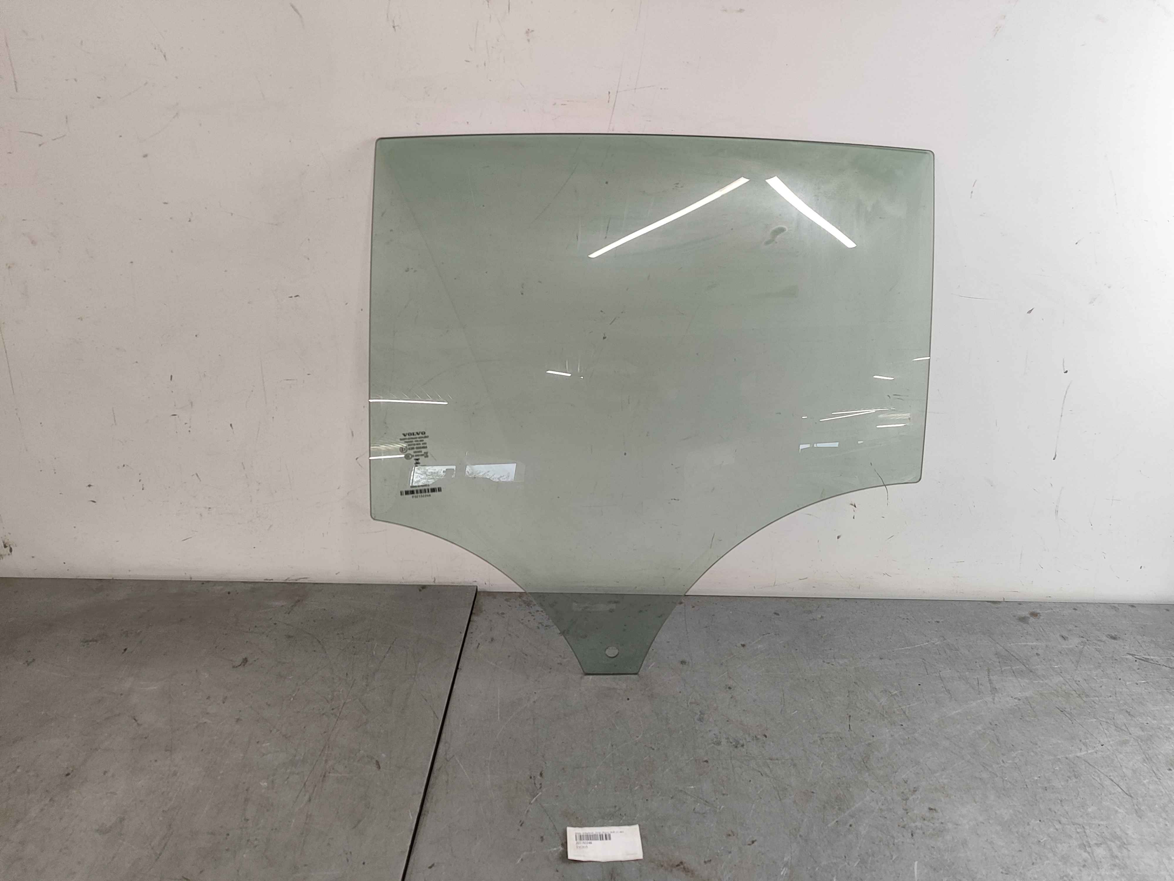 Side window, rear door, left (C40)