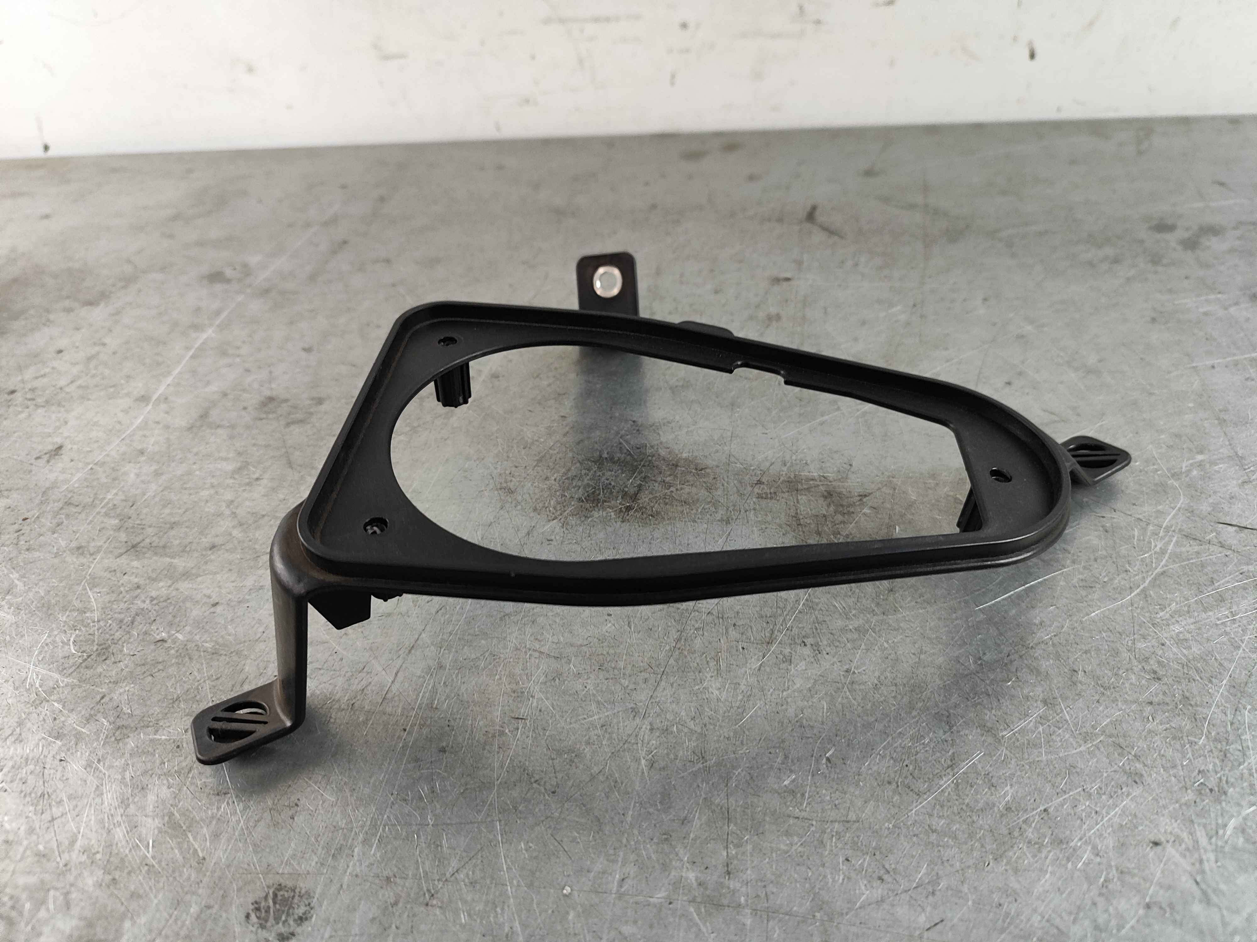 Bracket, left (XC90 (16-))